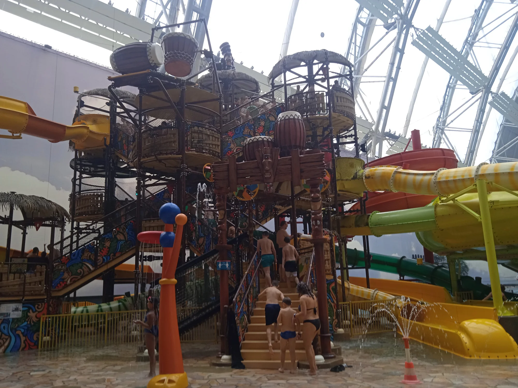 Celodenní vstupné pro děti i dospělé do vodního světa Tropical Islands v Německu