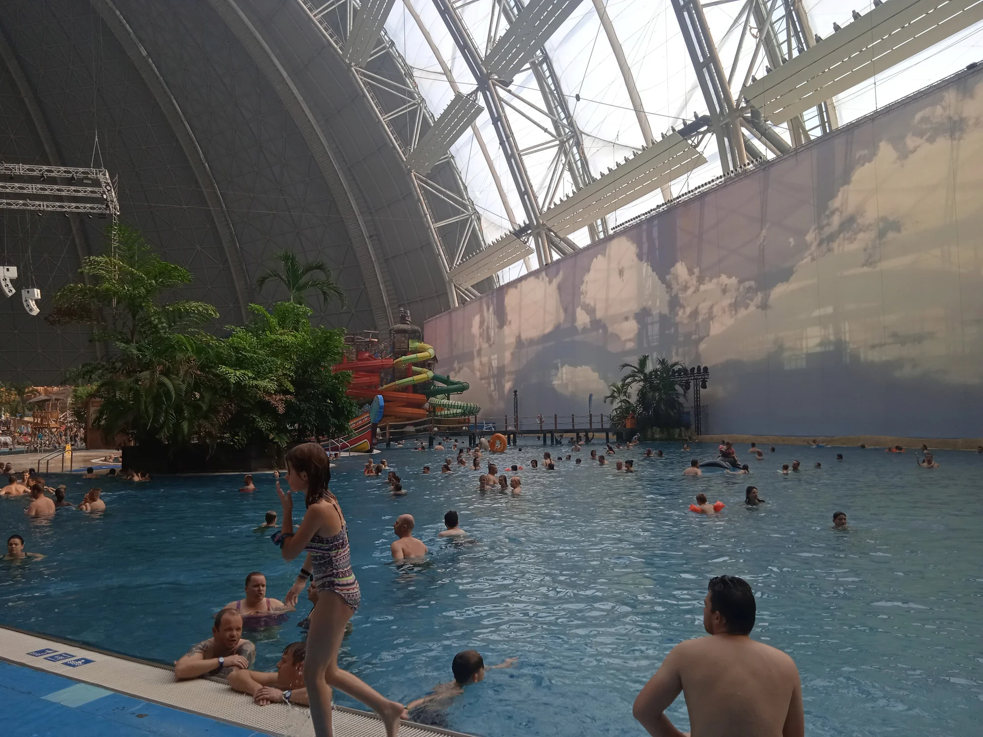 Celodenní vstupné pro děti i dospělé do vodního světa Tropical Islands v Německu