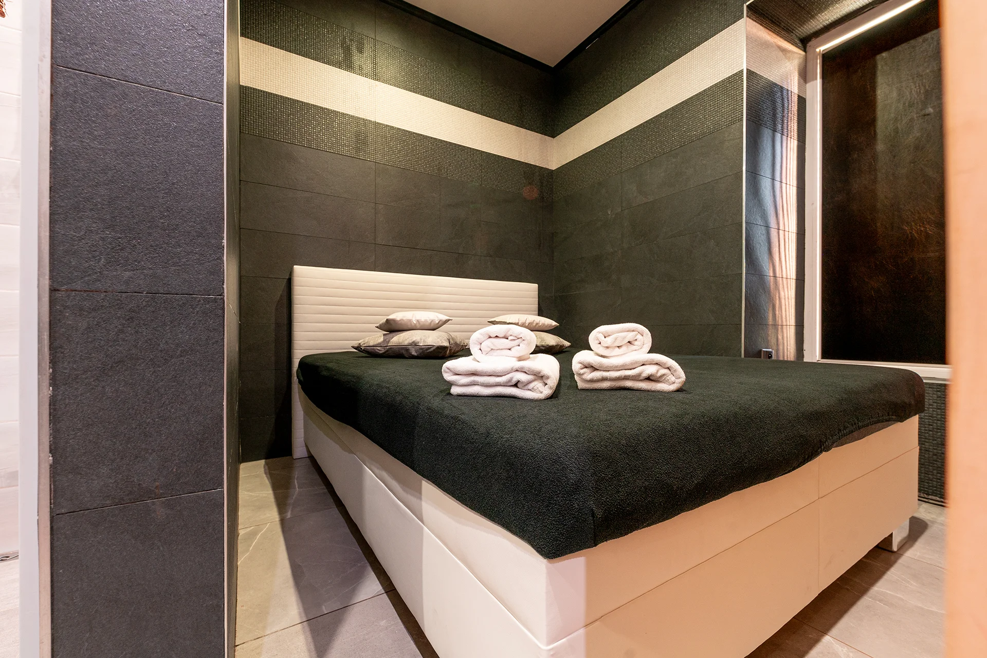 Privátní wellness pro 2 osoby: 120 minut, finská sauna a vířivka i varianty se sektem