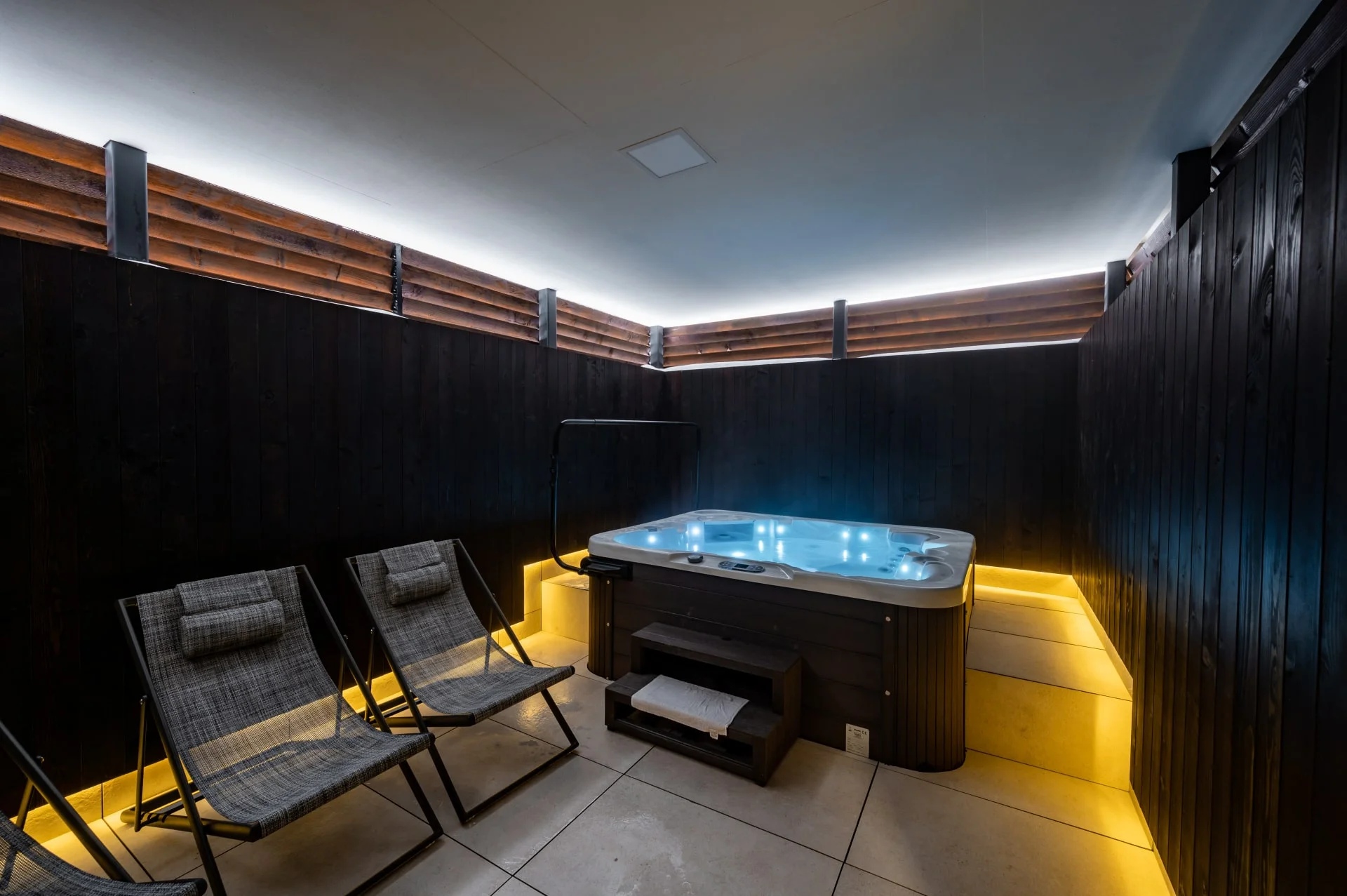 Pětichodové menu s panenkou a rump steakem i relaxace ve wellness pro 2 osoby