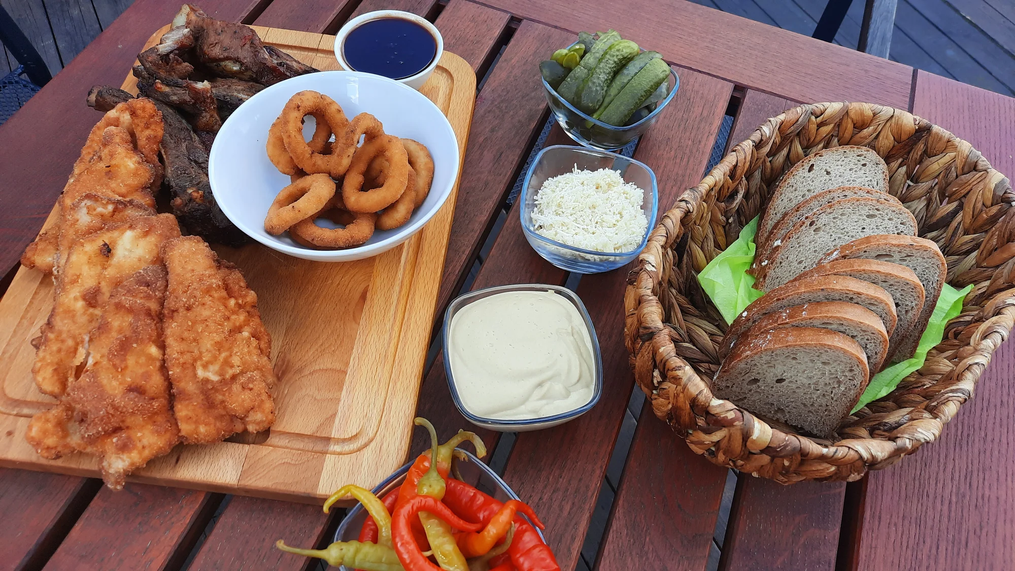 Prkno plné dobrot: řízky, žebra i koleno ve streetfood stylu v centru Jihlavy