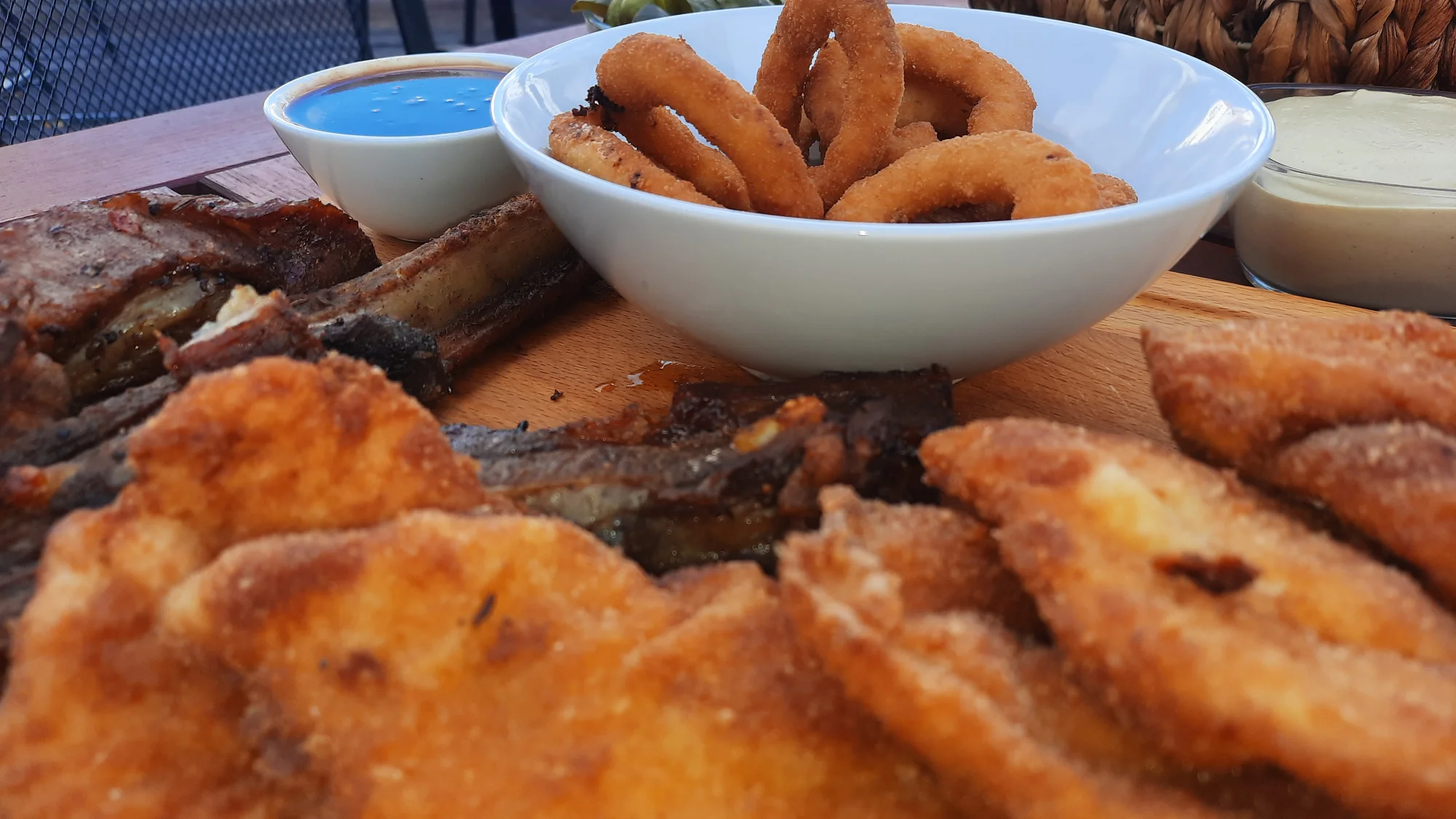 Prkno plné dobrot: řízky, žebra i koleno ve streetfood stylu v centru Jihlavy