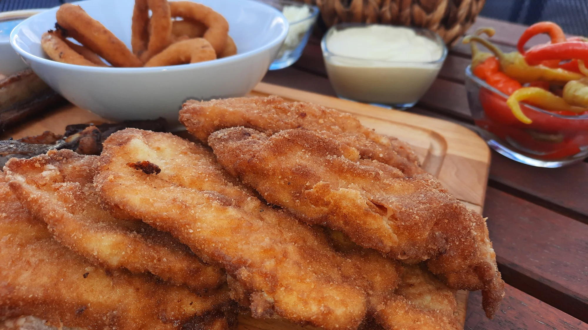 Prkno plné dobrot: řízky, žebra i koleno ve streetfood stylu v centru Jihlavy