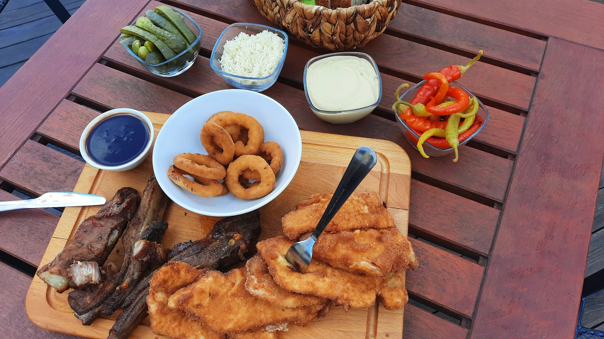 Prkno plné dobrot: řízky, žebra i koleno ve streetfood stylu v centru Jihlavy