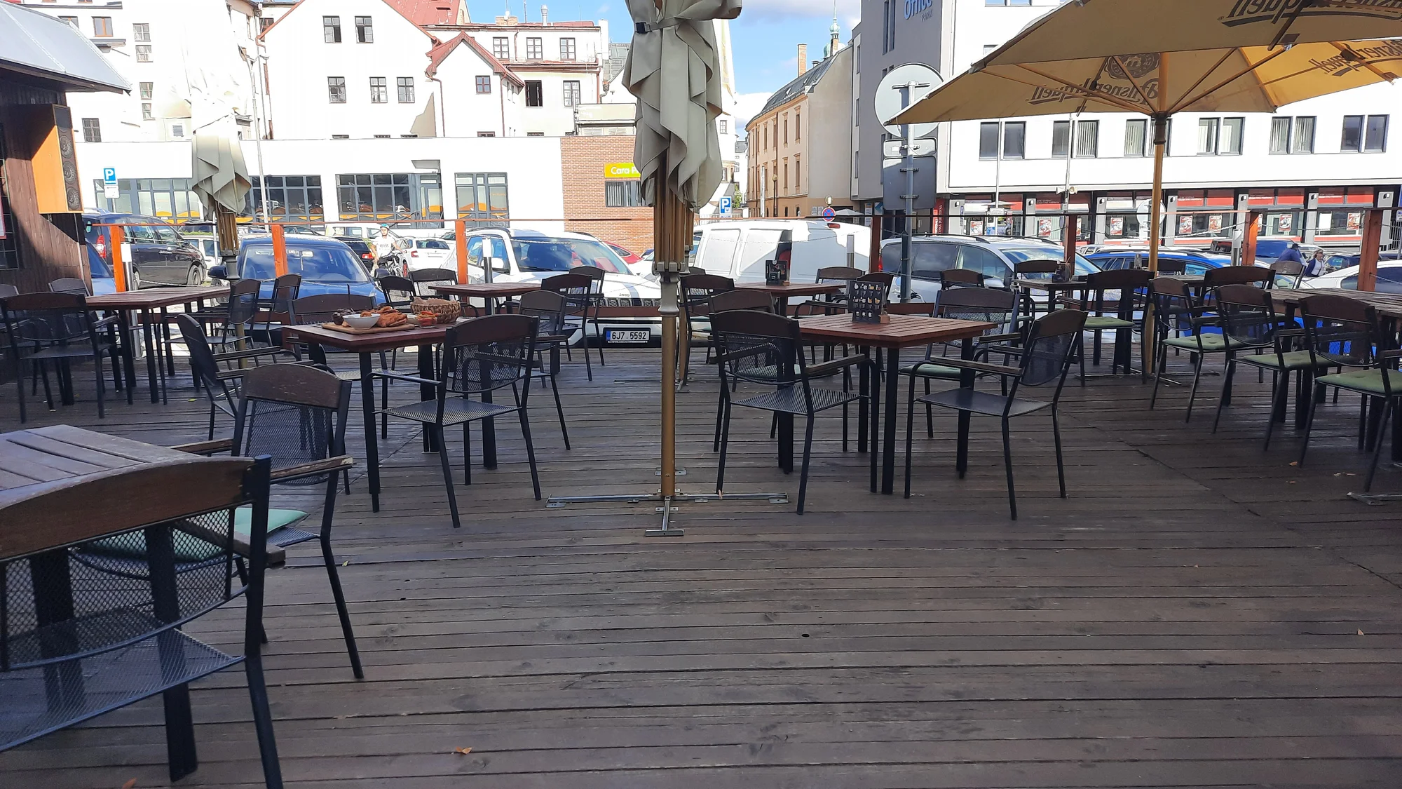 Prkno plné dobrot: řízky, žebra i koleno ve streetfood stylu v centru Jihlavy