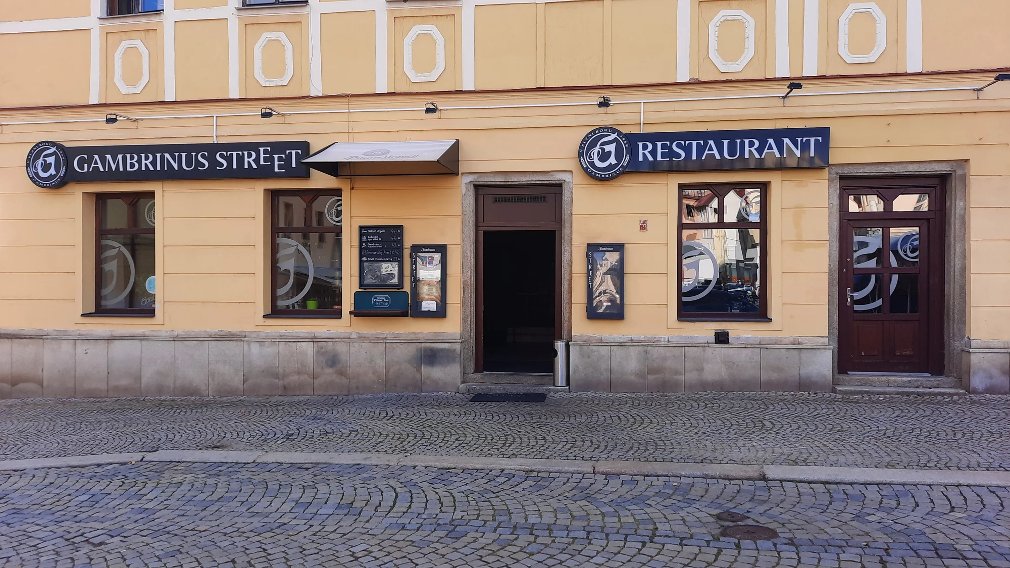 Prkno plné dobrot: řízky, žebra i koleno ve streetfood stylu v centru Jihlavy