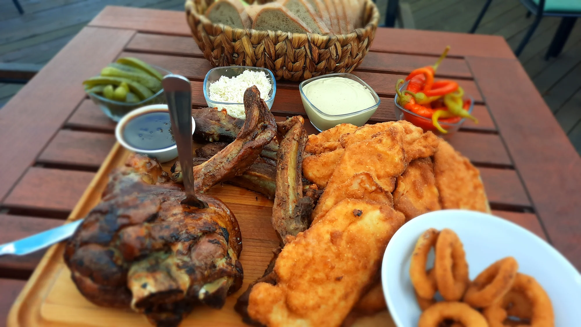 Prkno plné dobrot: řízky, žebra i koleno ve streetfood stylu v centru Jihlavy