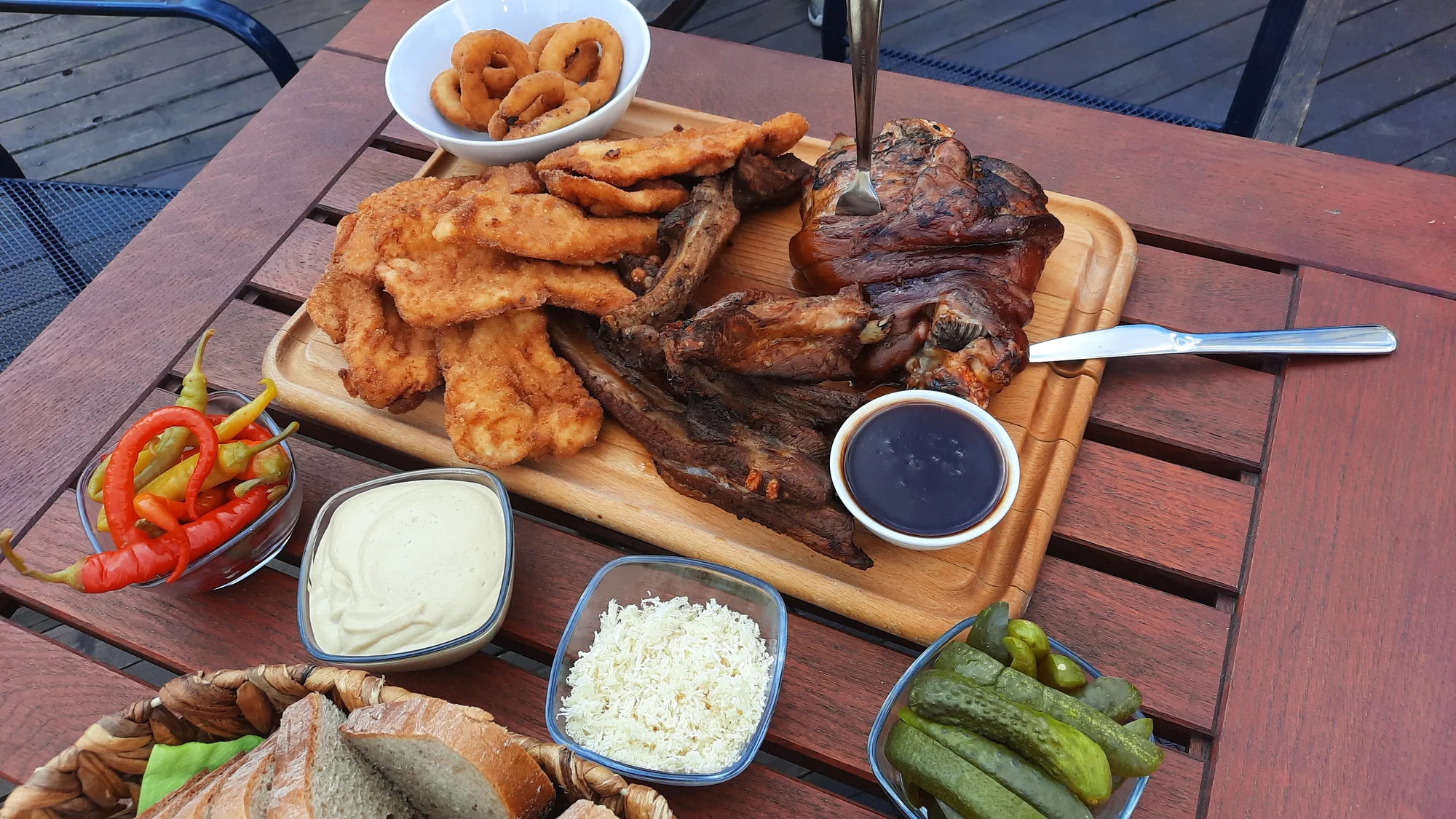 Prkno plné dobrot: řízky, žebra i koleno ve streetfood stylu v centru Jihlavy