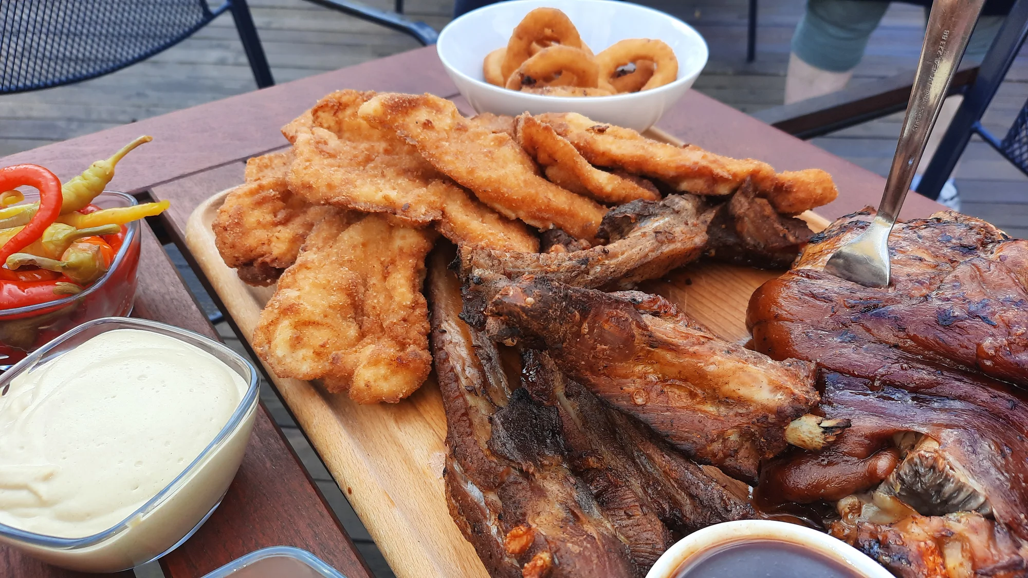 Prkno plné dobrot: řízky, žebra i koleno ve streetfood stylu v centru Jihlavy