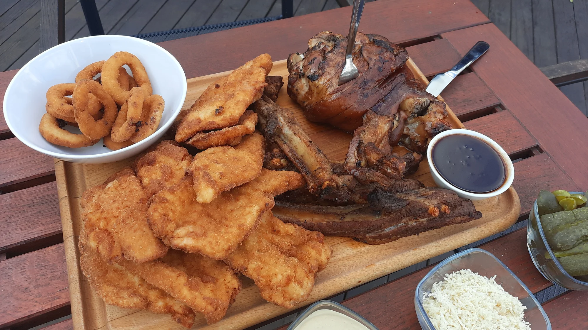 Prkno plné dobrot: řízky, žebra i koleno ve streetfood stylu v centru Jihlavy