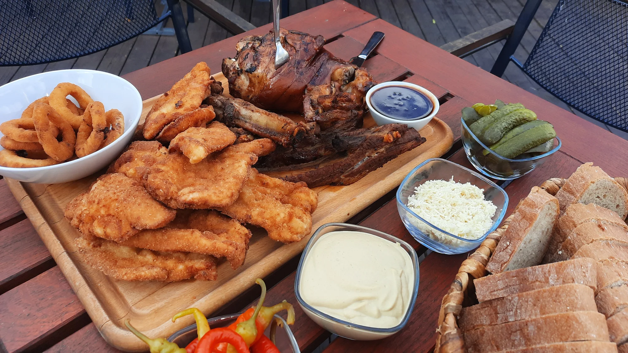 Prkno plné dobrot: řízky, žebra i koleno ve streetfood stylu v centru Jihlavy