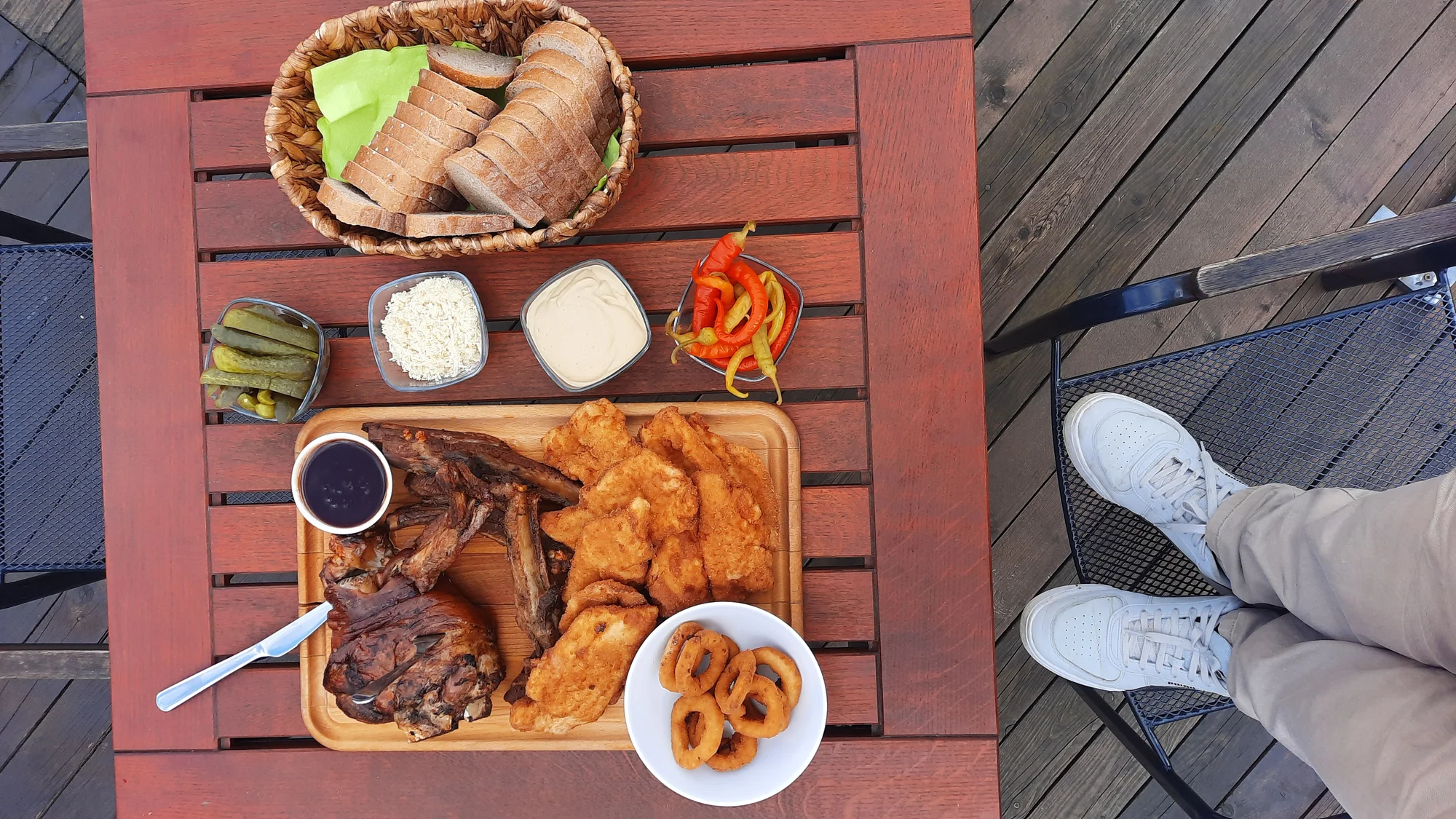 Prkno plné dobrot: řízky, žebra i koleno ve streetfood stylu v centru Jihlavy
