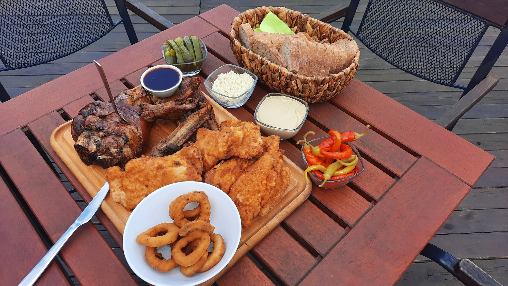 Prkno plné dobrot: řízky, žebra i koleno ve streetfood stylu v centru Jihlavy