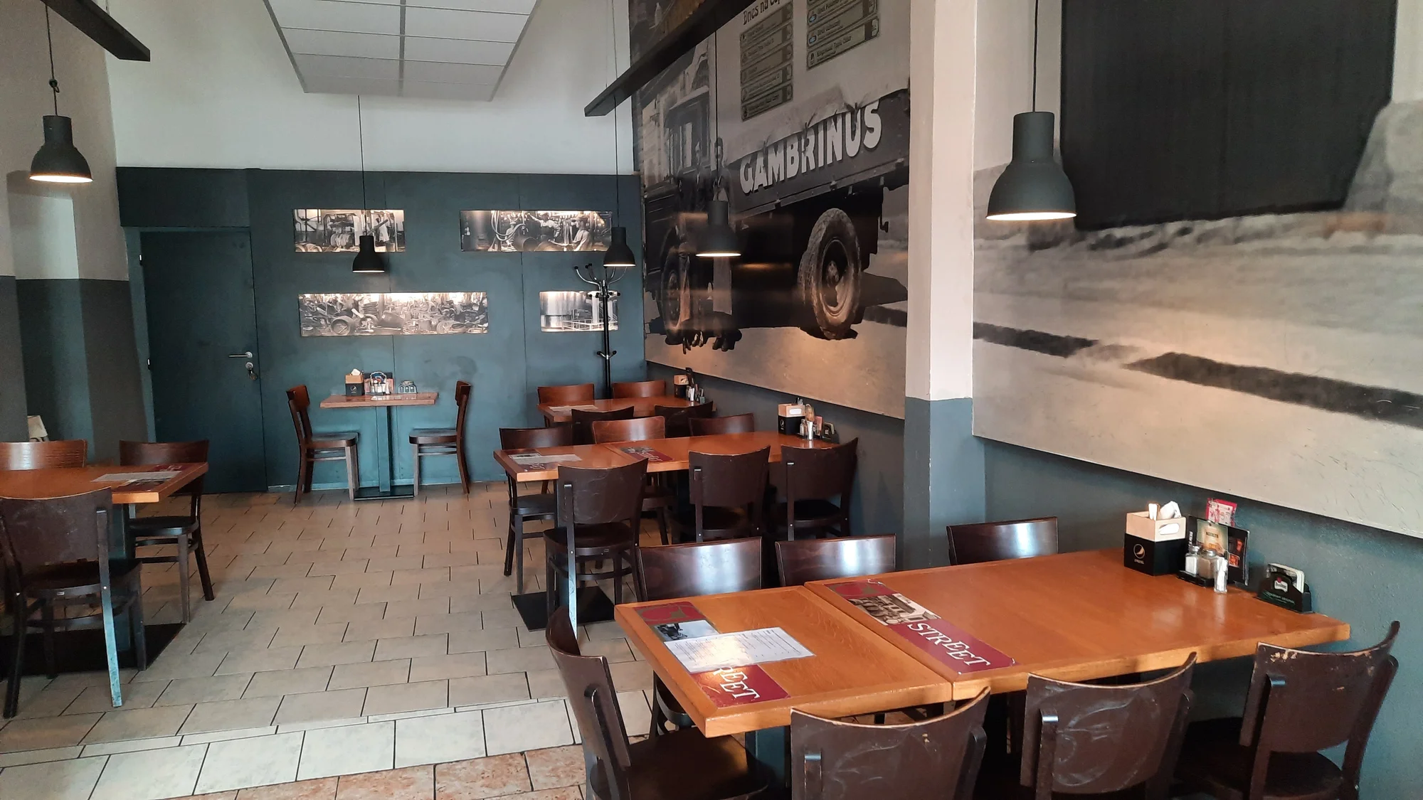 Prkno plné dobrot: řízky, žebra i koleno ve streetfood stylu v centru Jihlavy