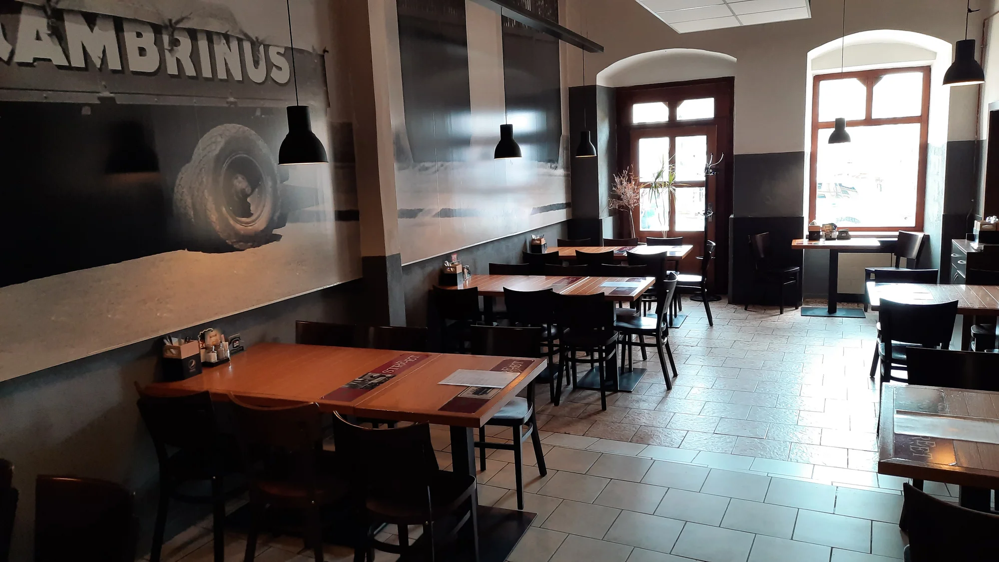 Prkno plné dobrot: řízky, žebra i koleno ve streetfood stylu v centru Jihlavy