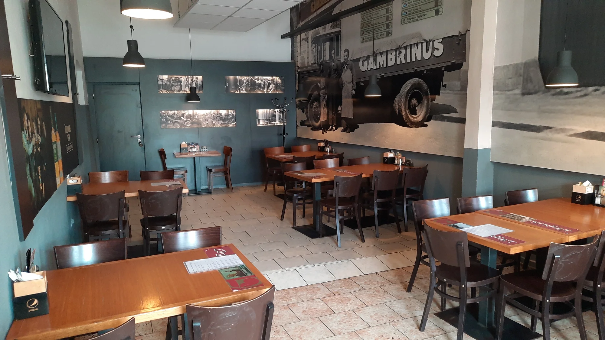 Prkno plné dobrot: řízky, žebra i koleno ve streetfood stylu v centru Jihlavy