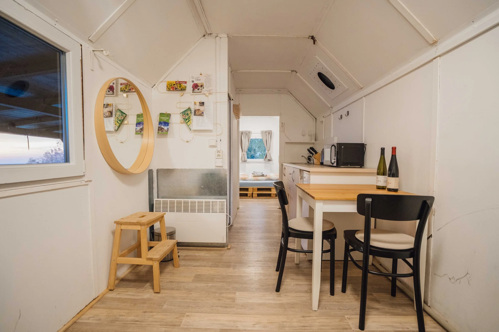 Pobyt ve vybavené maringotce s vířivkou, saunou a koupacím jezírkem