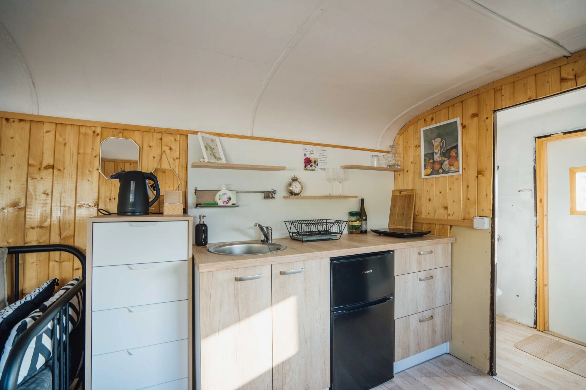 Pobyt ve vybavené maringotce s vířivkou, saunou a koupacím jezírkem