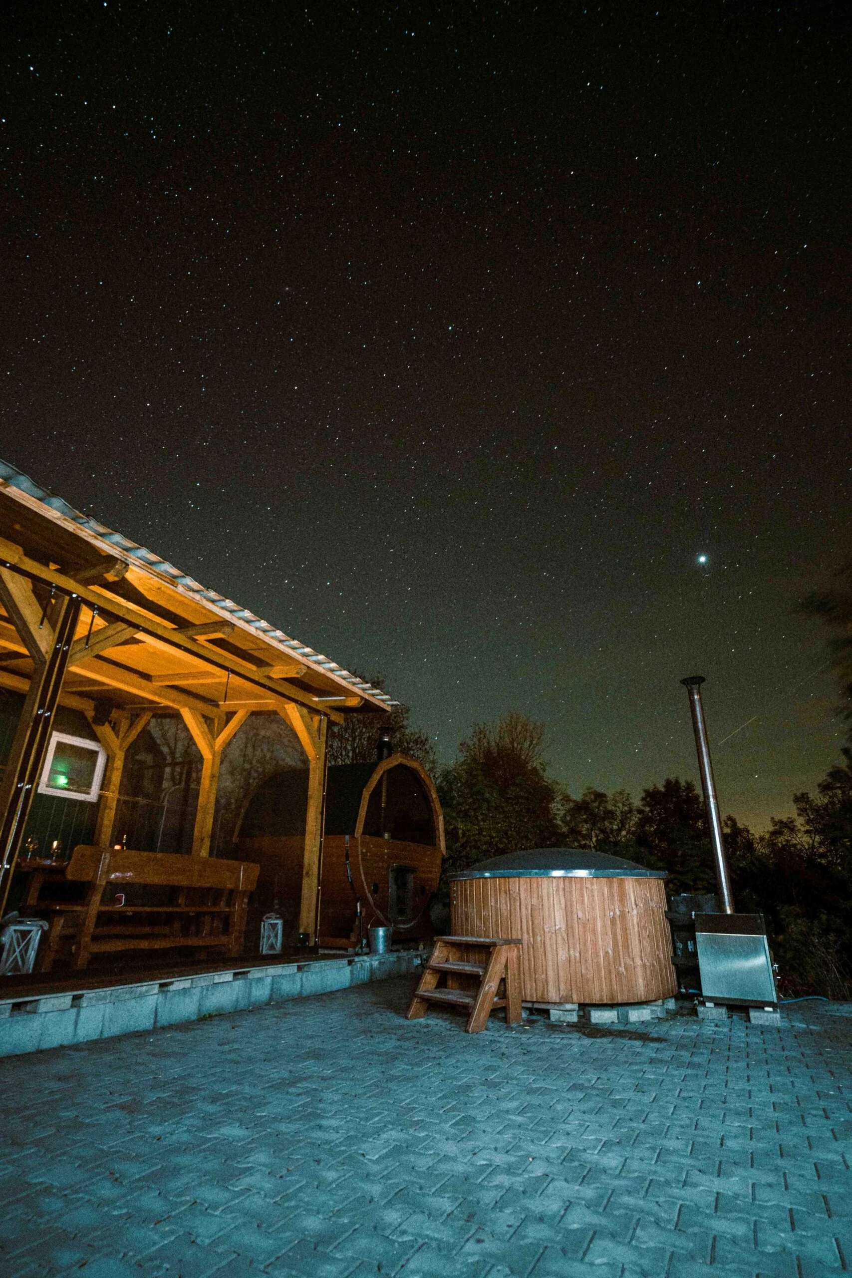 Pobyt ve vybavené maringotce s vířivkou, saunou a koupacím jezírkem