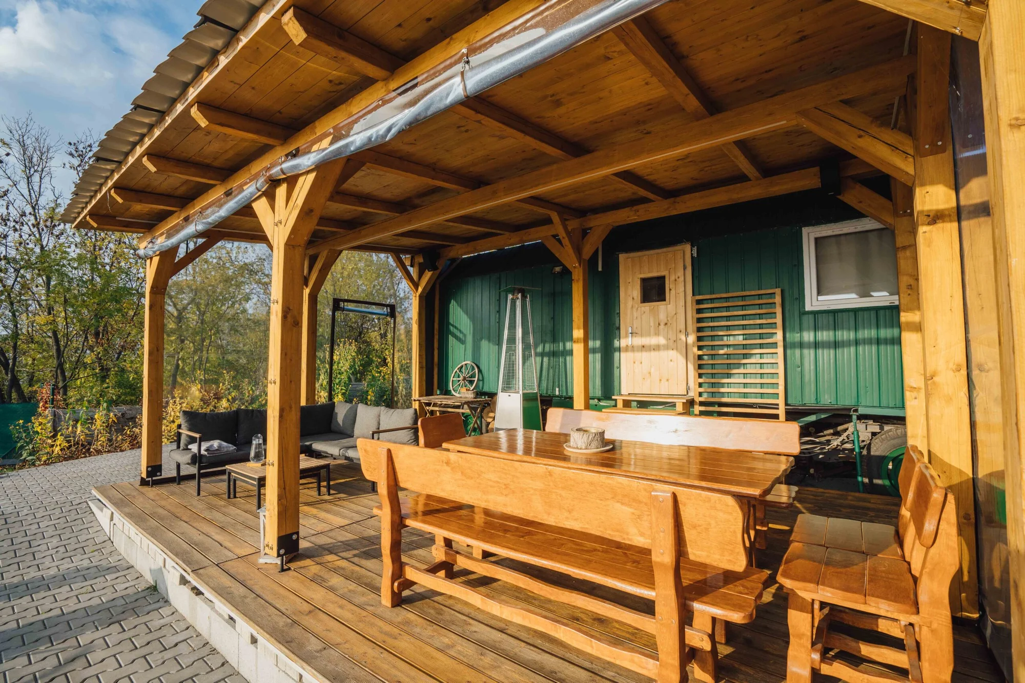 Pobyt ve vybavené maringotce s vířivkou, saunou a koupacím jezírkem