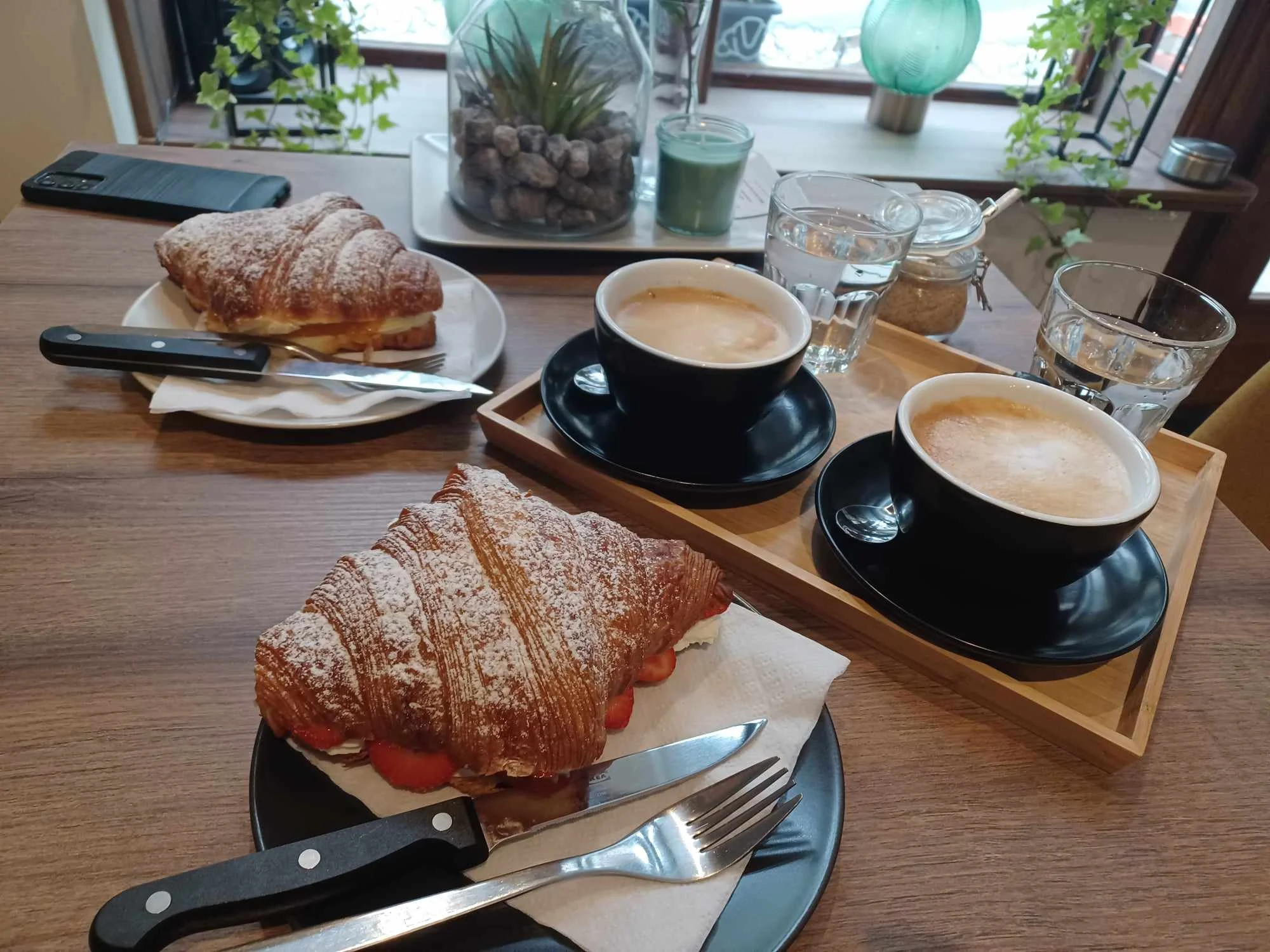 Dobrota ve francouzském stylu: croissant a káva podle výběru pro dva