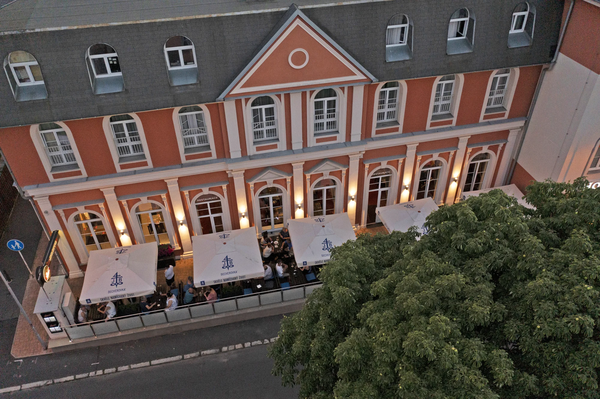 Božský pobyt ve Varech, super jako dárek: wellness procedury, polopenze i plná penze
