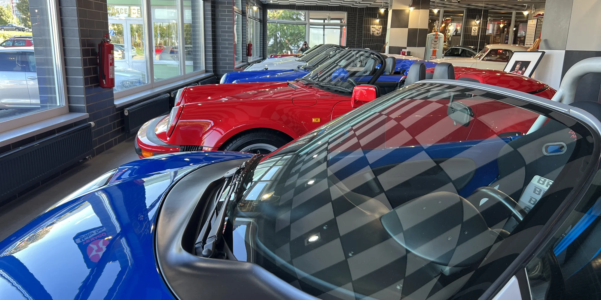 Komentovaná prohlídka veteránů v automobilové galerii Route 88 a nápoj