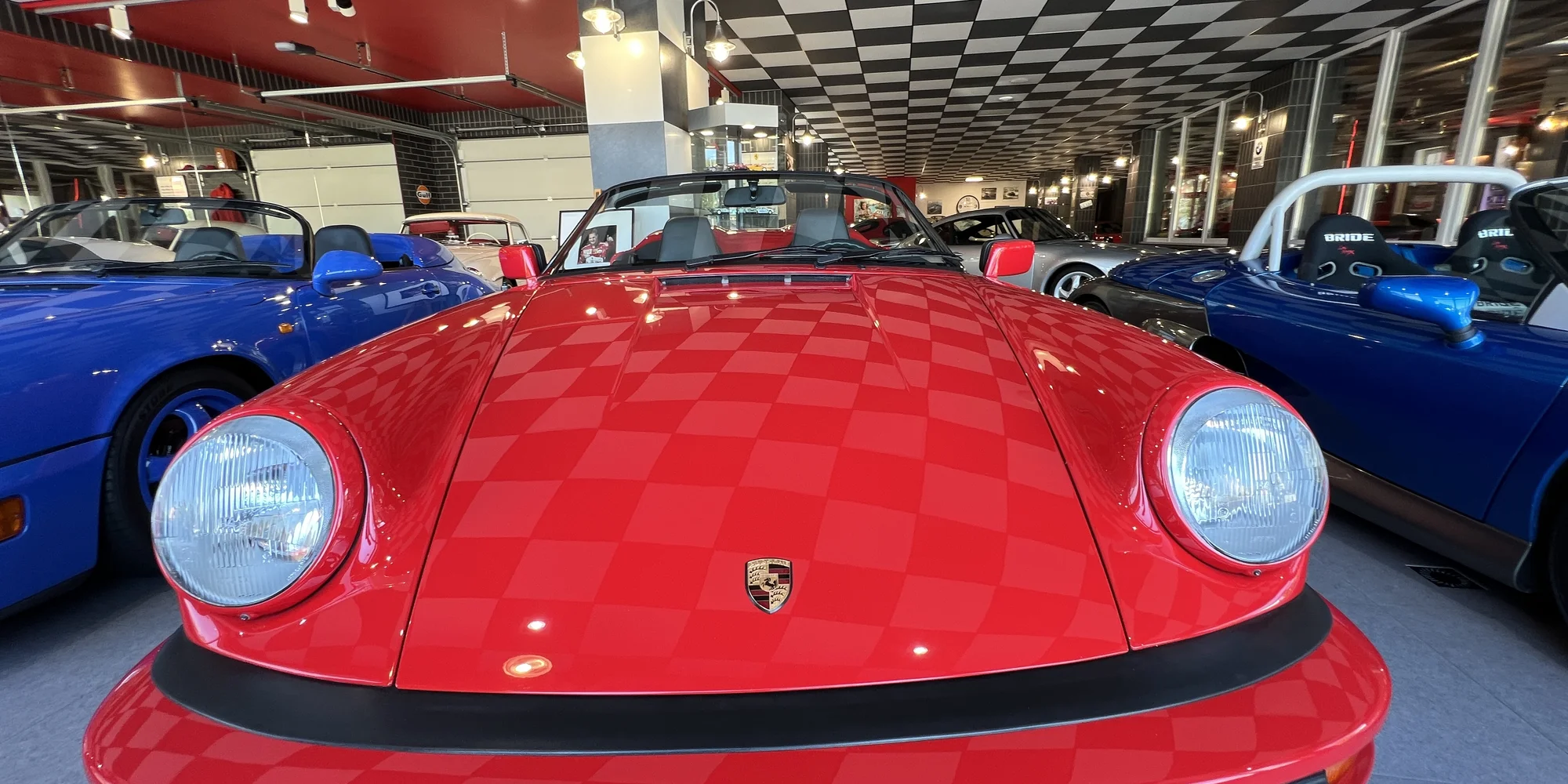 Komentovaná prohlídka veteránů v automobilové galerii Route 88 a nápoj