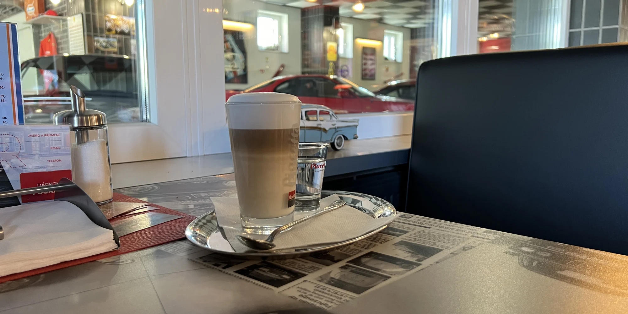 Komentovaná prohlídka veteránů v automobilové galerii Route 88 a nápoj