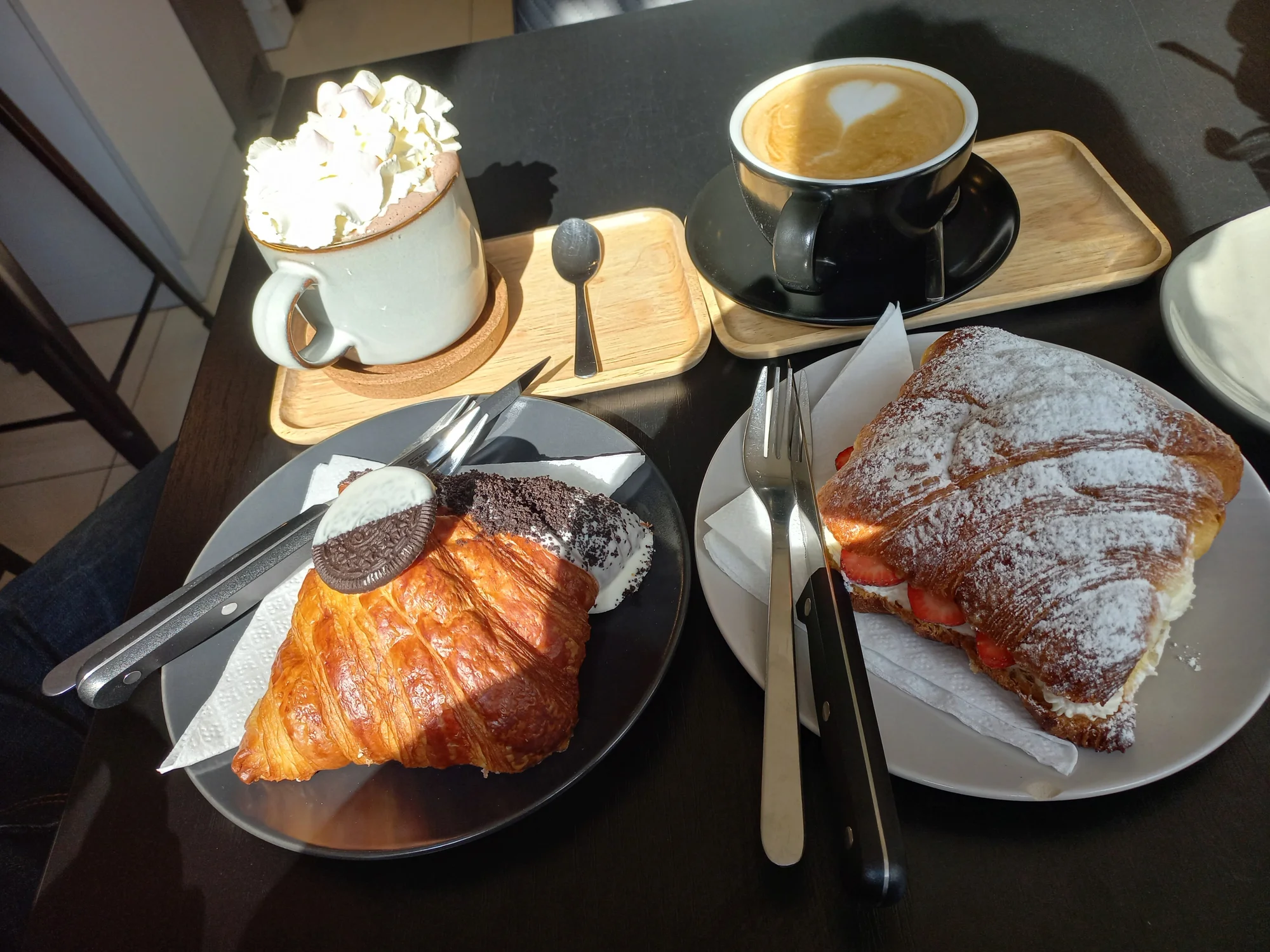 Dobrota ve francouzském stylu: croissant a káva podle výběru pro dva