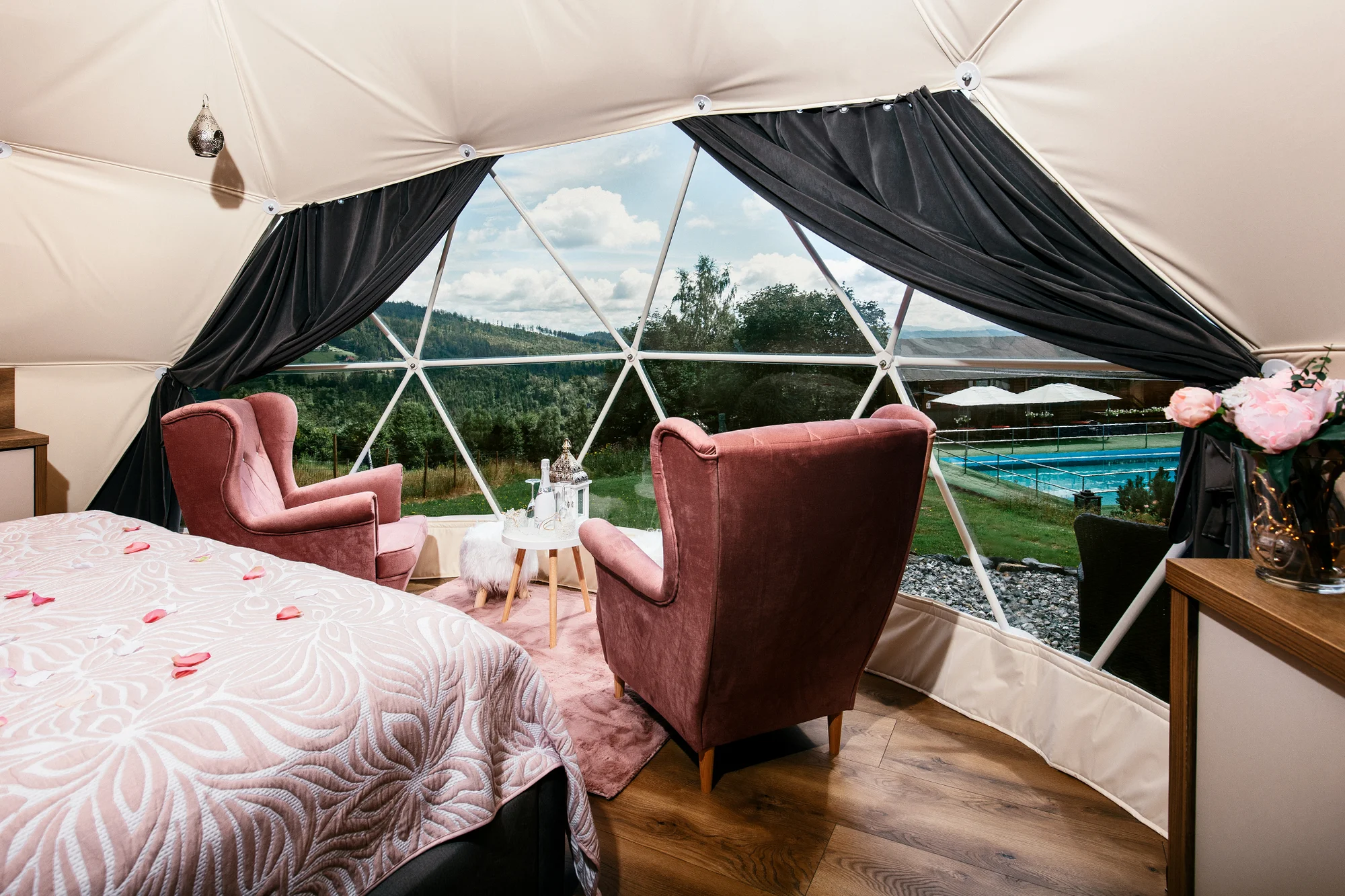 Glamping v Beskydech se snídaní i wellness: ubytování v luxusní kopuli, sauna a termální bazén