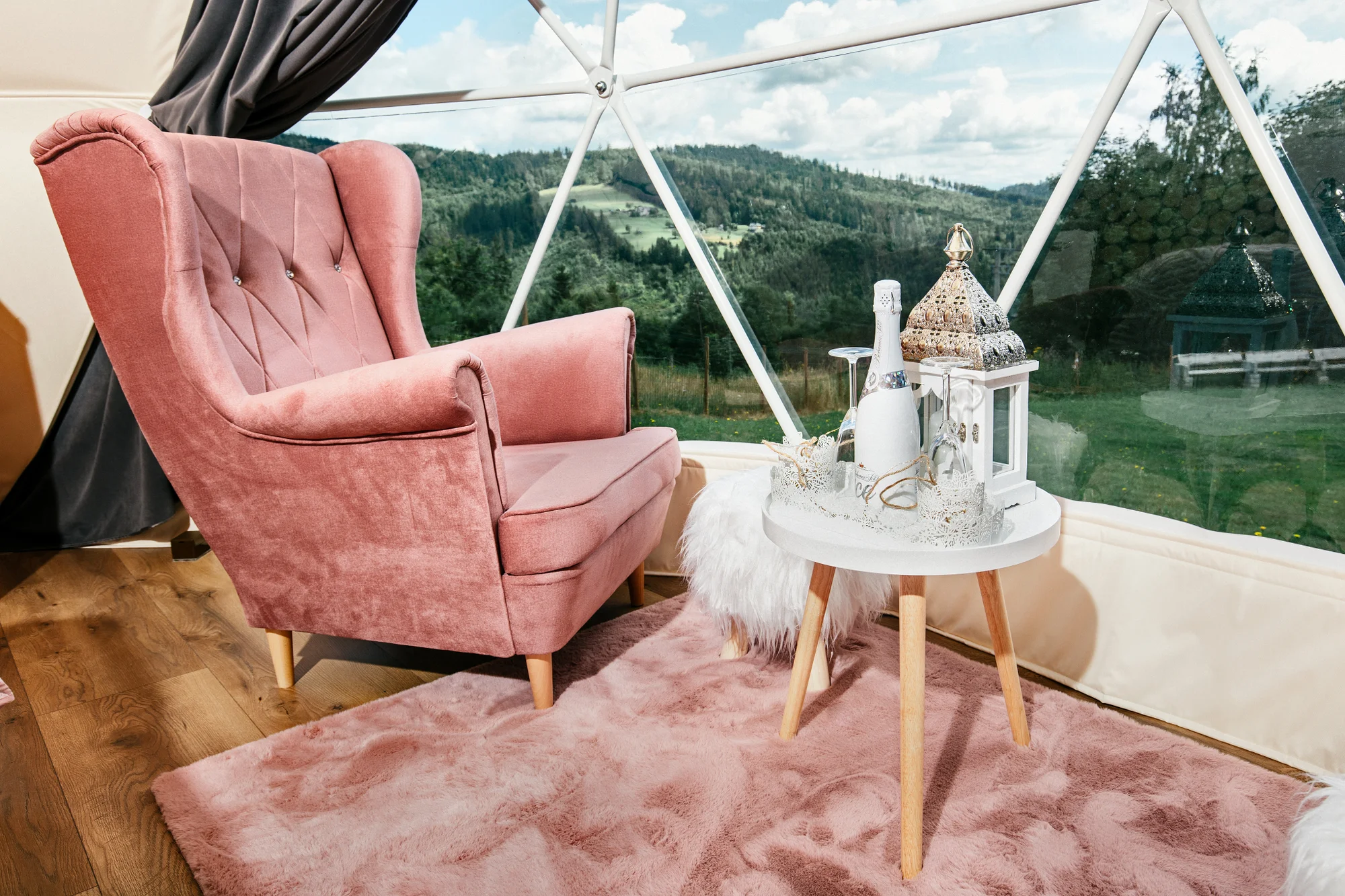 Glamping v Beskydech se snídaní i wellness: ubytování v luxusní kopuli, sauna a termální bazén