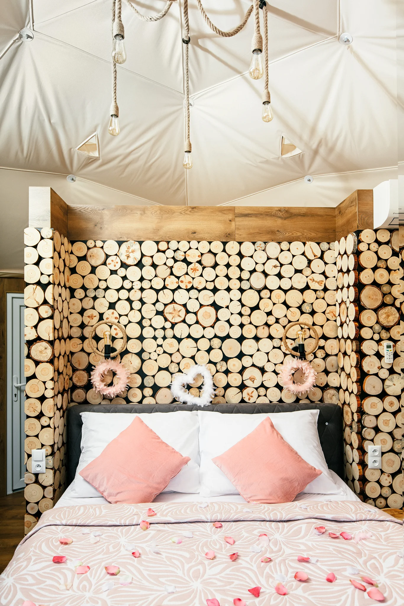 Glamping v Beskydech se snídaní i wellness: ubytování v luxusní kopuli, sauna a termální bazén