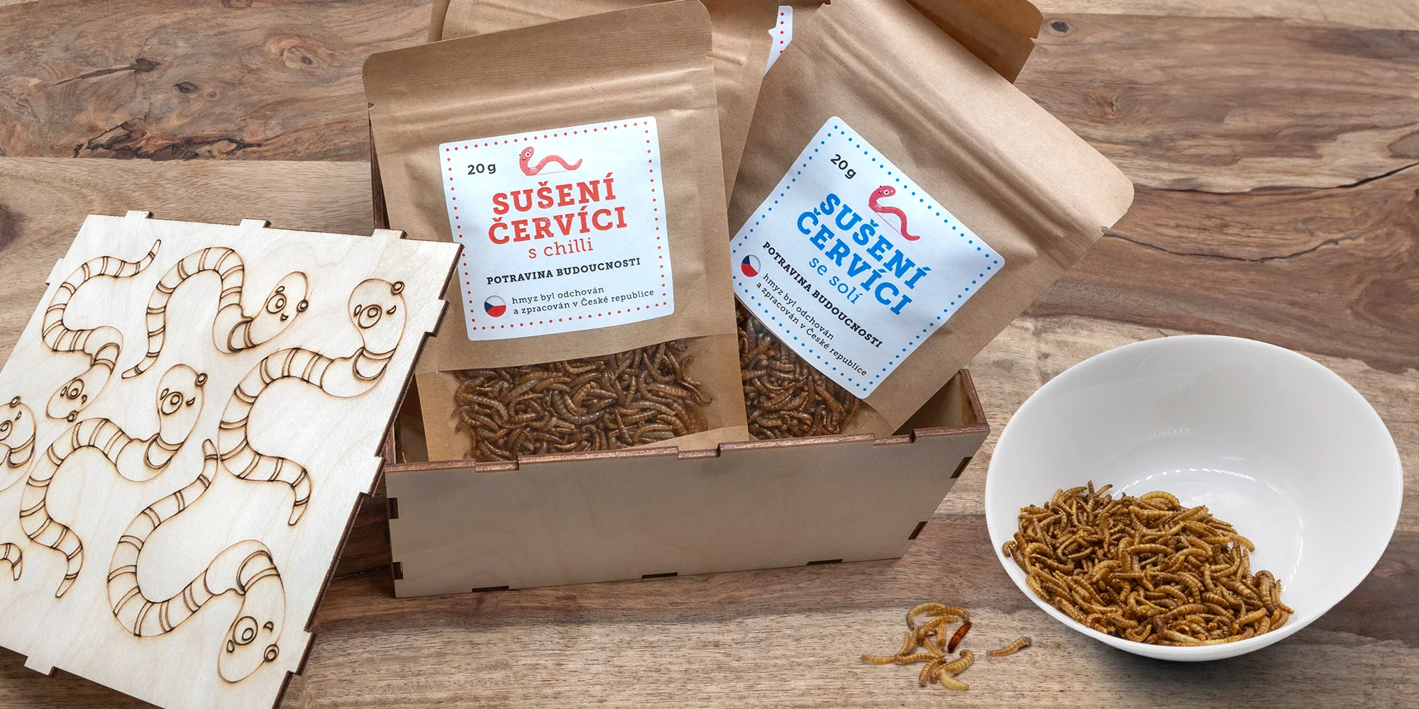 Sušení červíci se solí, česnekem nebo chilli