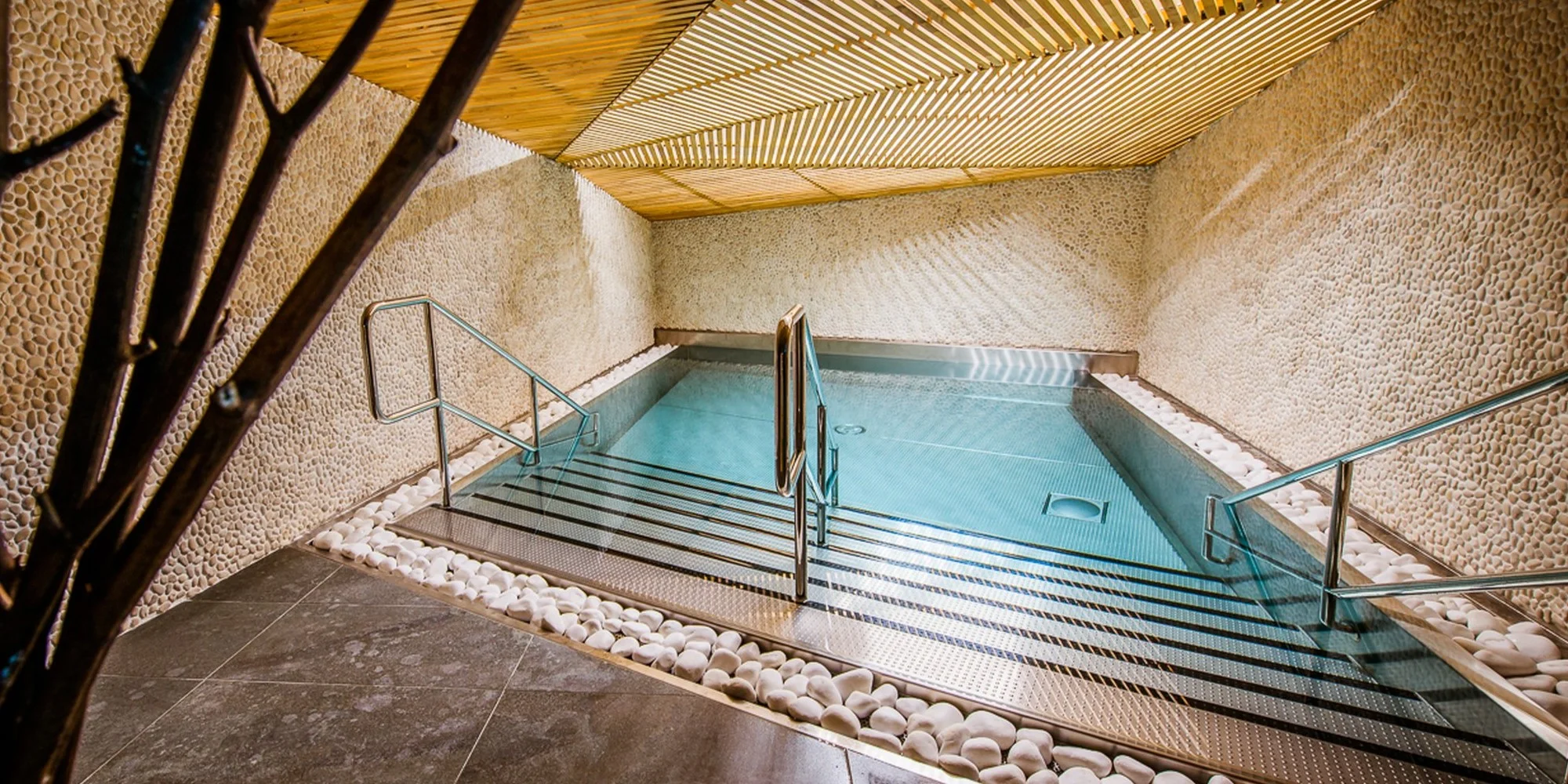 Relax na Šíravě: neomezený vstup do wellness i aquaparku a polopenze