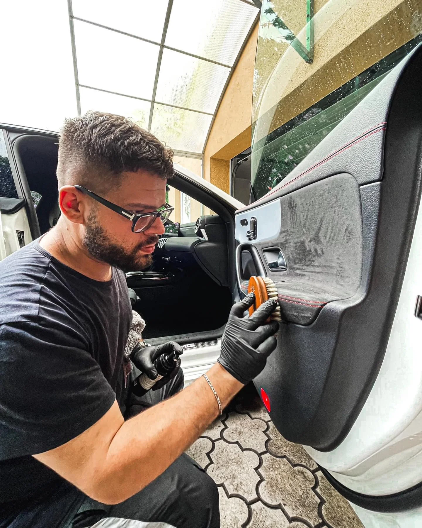 Důkladné čištění interiéru i exteriéru auta i s tepováním či ochranou laku