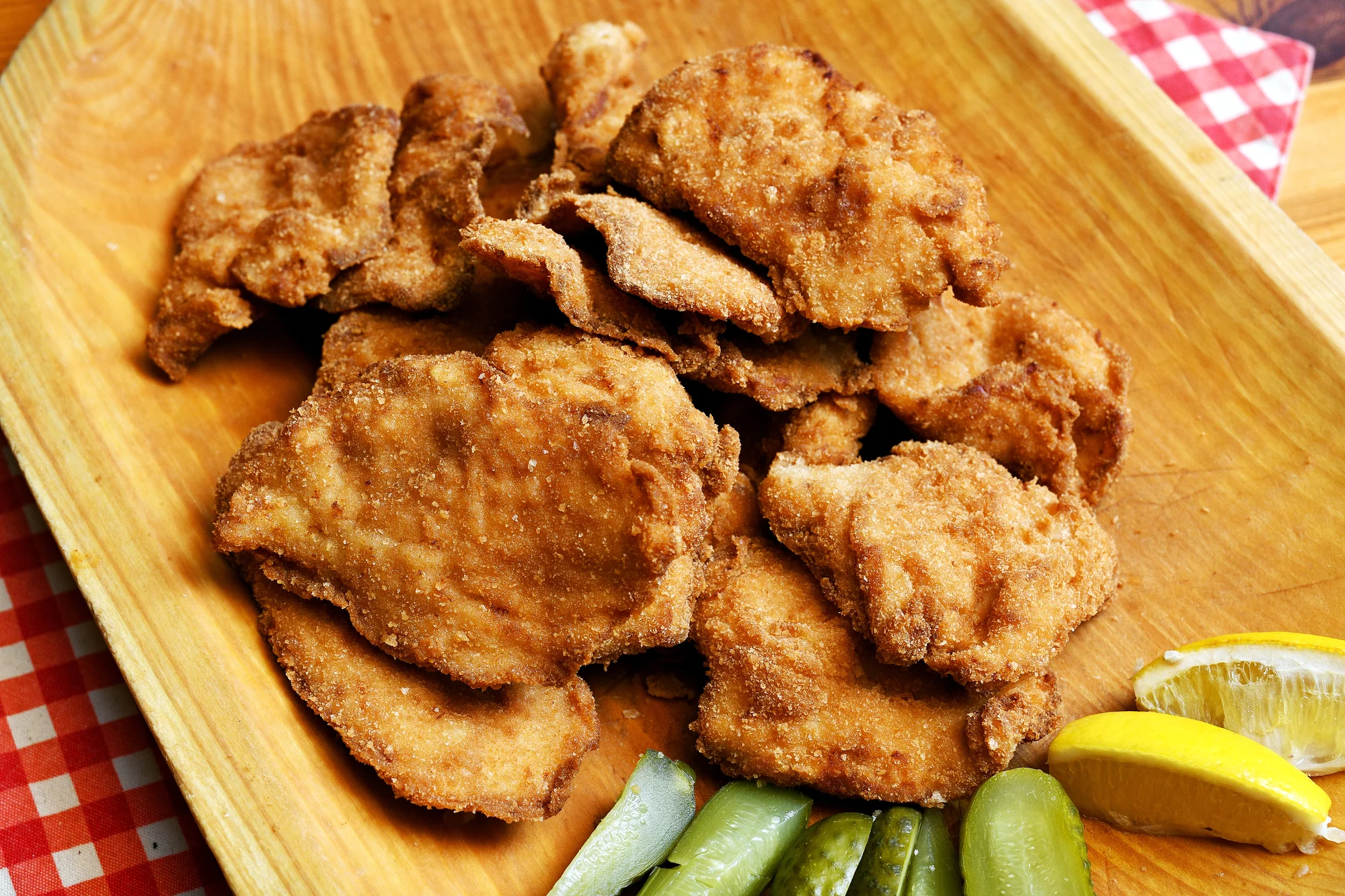 Řízková párty se spoustu příloh a dezertem pro dva i partu: až 1 kg masa, salát i hranolky