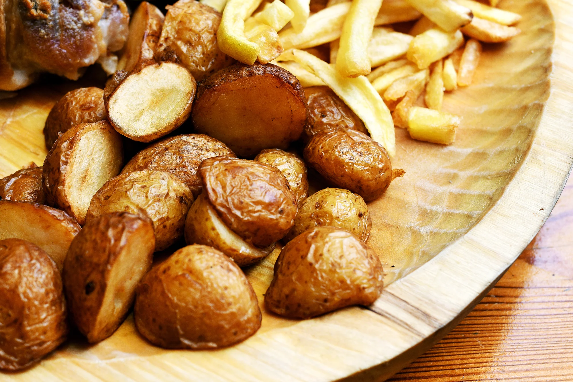 Masová hostina pro partu: koleno, marinovaná žebra i kuřecí a spousta příloh, zeleniny a omáček