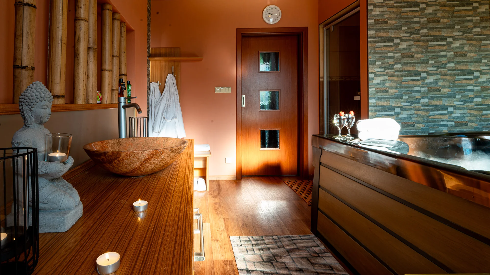 Opravdový relax: privátní vířivka, sklenka sektu a masáž pro 2 osoby