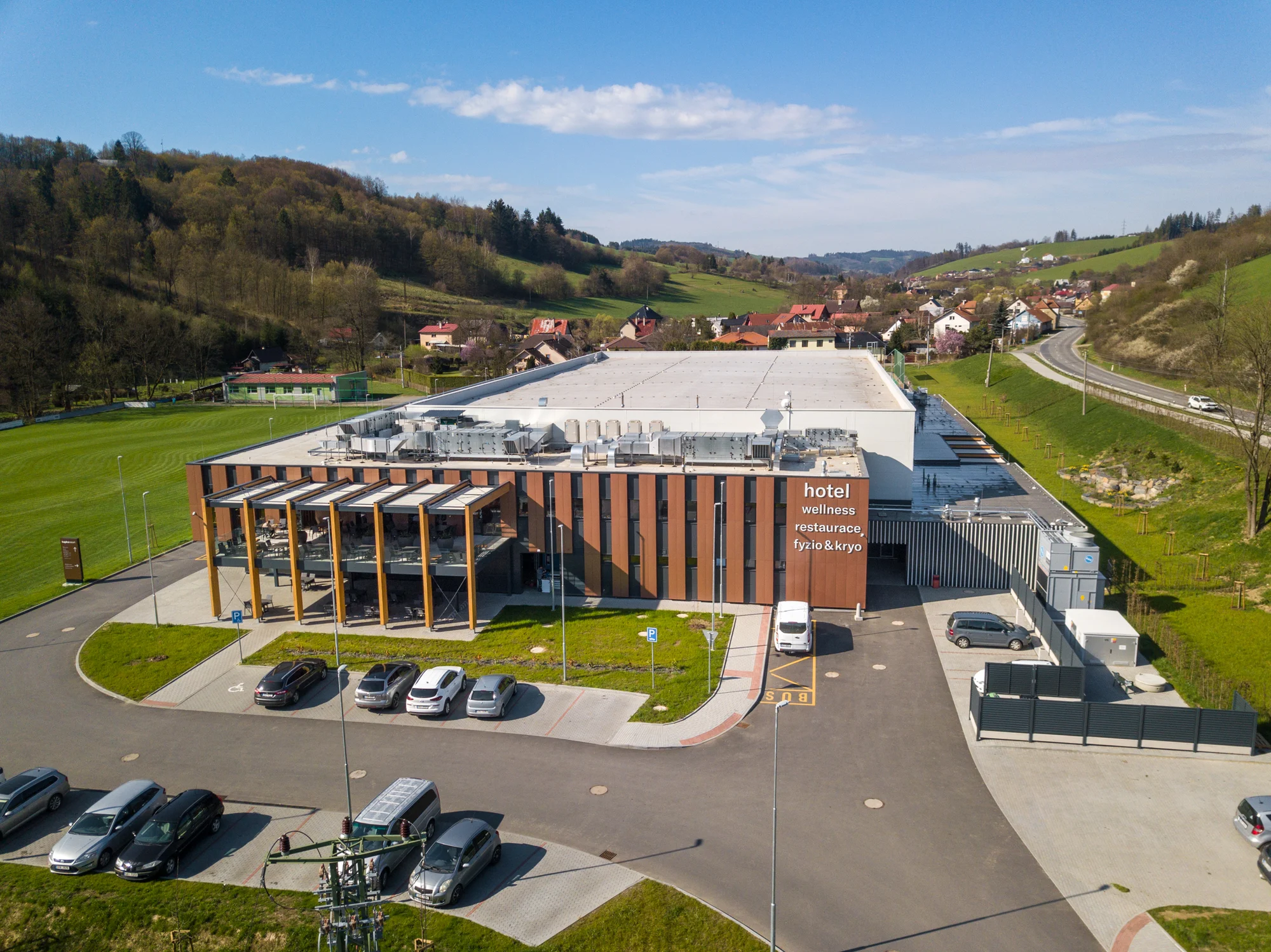 Moderní resort v Beskydech nedaleko Vsetína: snídaně, pobyt s večeří i neomezeným wellness
