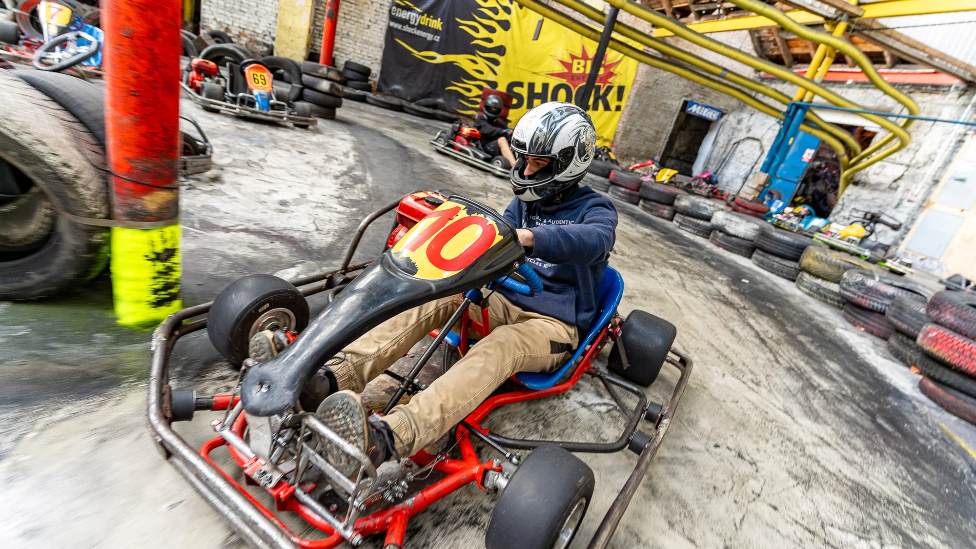 Prožeňte motokáru: 10 až 30 minut jízdy na velkém okruhu ve čtyřúrovňové hale pro 2 osoby
