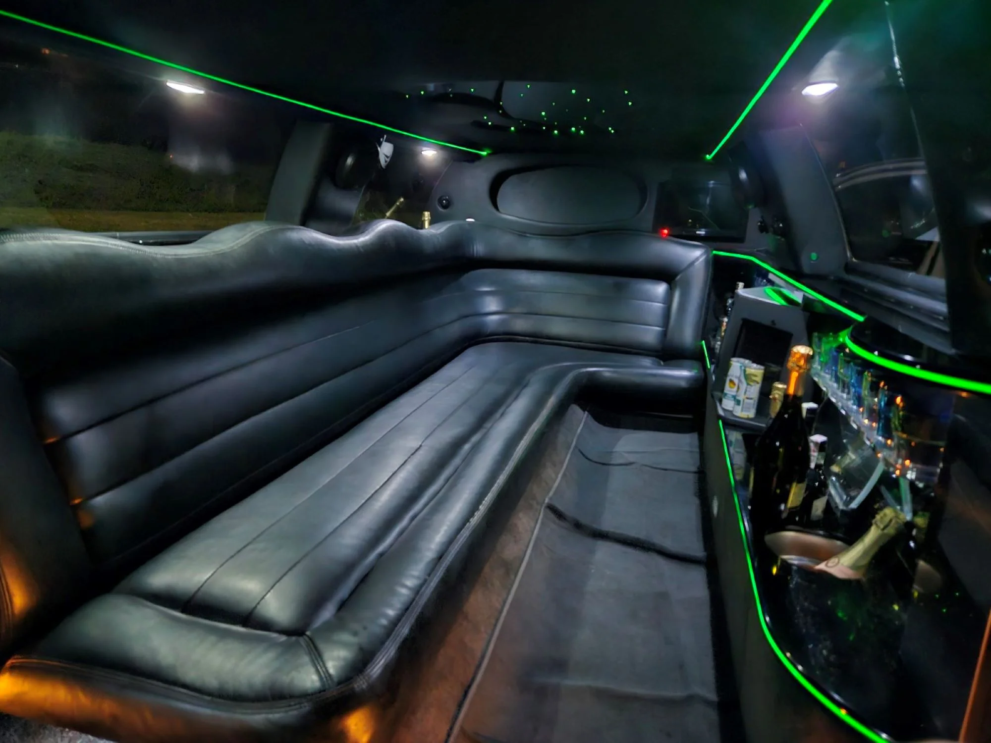 Pořádná jízda v dlouhé limuzíně Lincoln Town Car: perfektní rande i rozlučka se svobodou