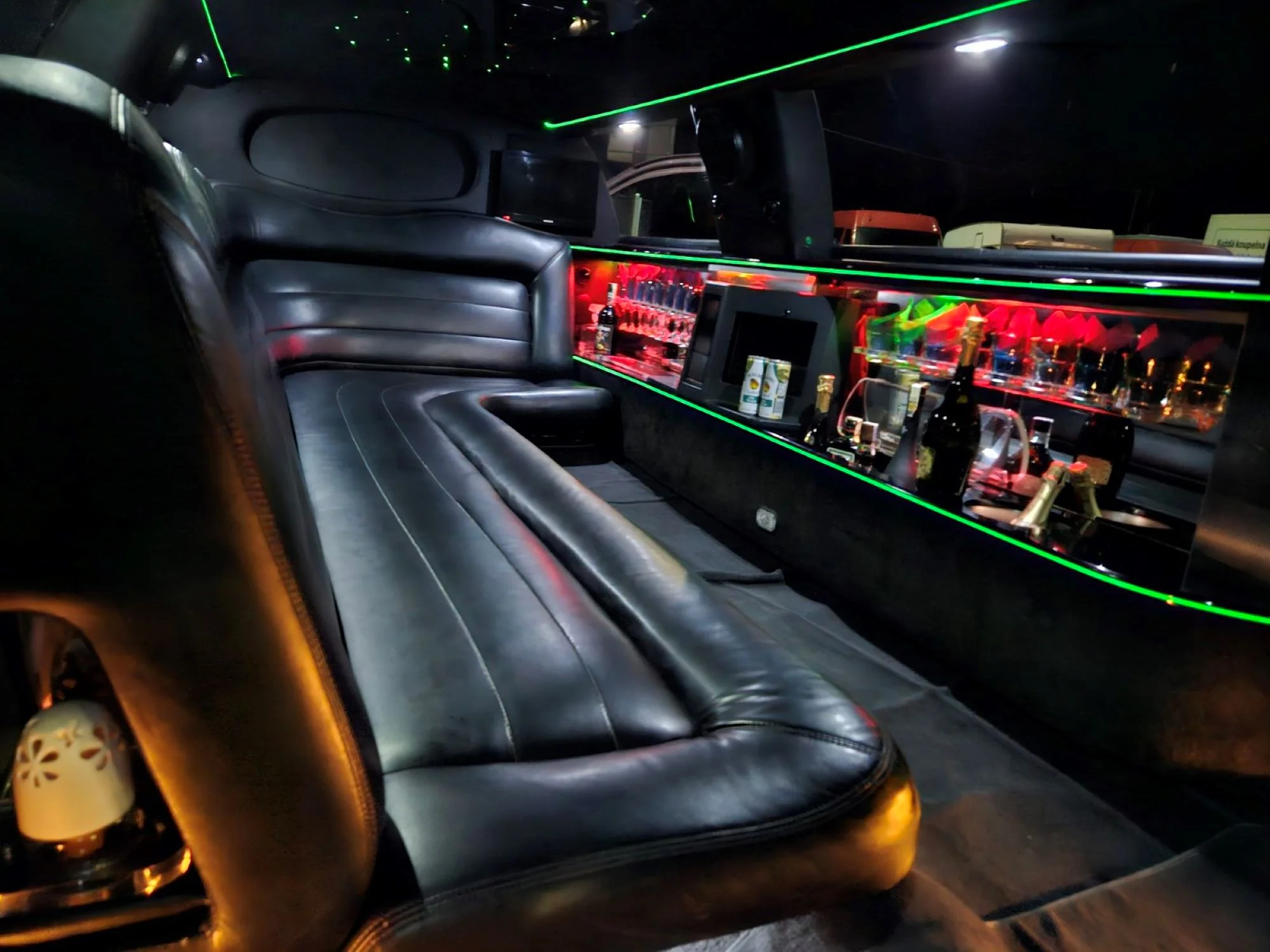Pořádná jízda v dlouhé limuzíně Lincoln Town Car: perfektní rande i rozlučka se svobodou