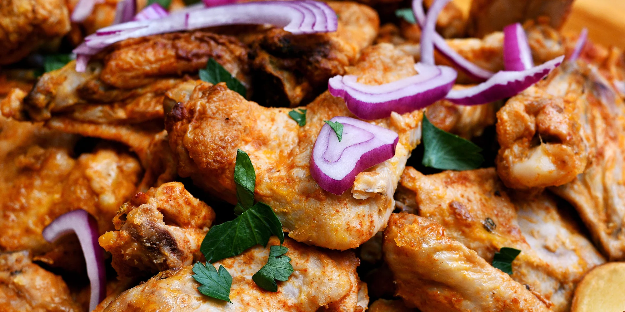BBQ křidýlka i vepřová žebra s přílohami: až tříkilová porce pro partu jedlíků