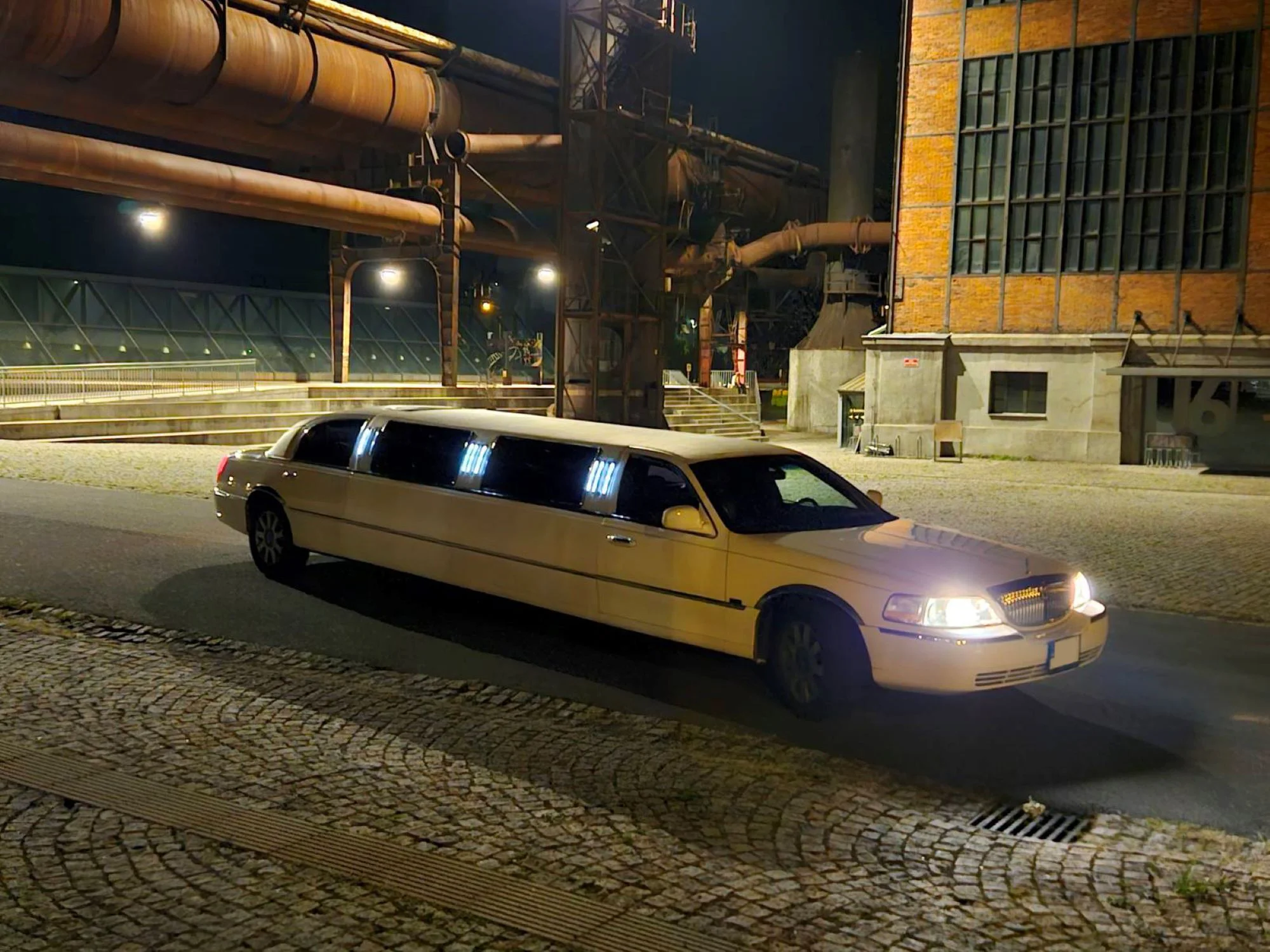 Pořádná jízda v dlouhé limuzíně Lincoln Town Car: perfektní rande i rozlučka se svobodou