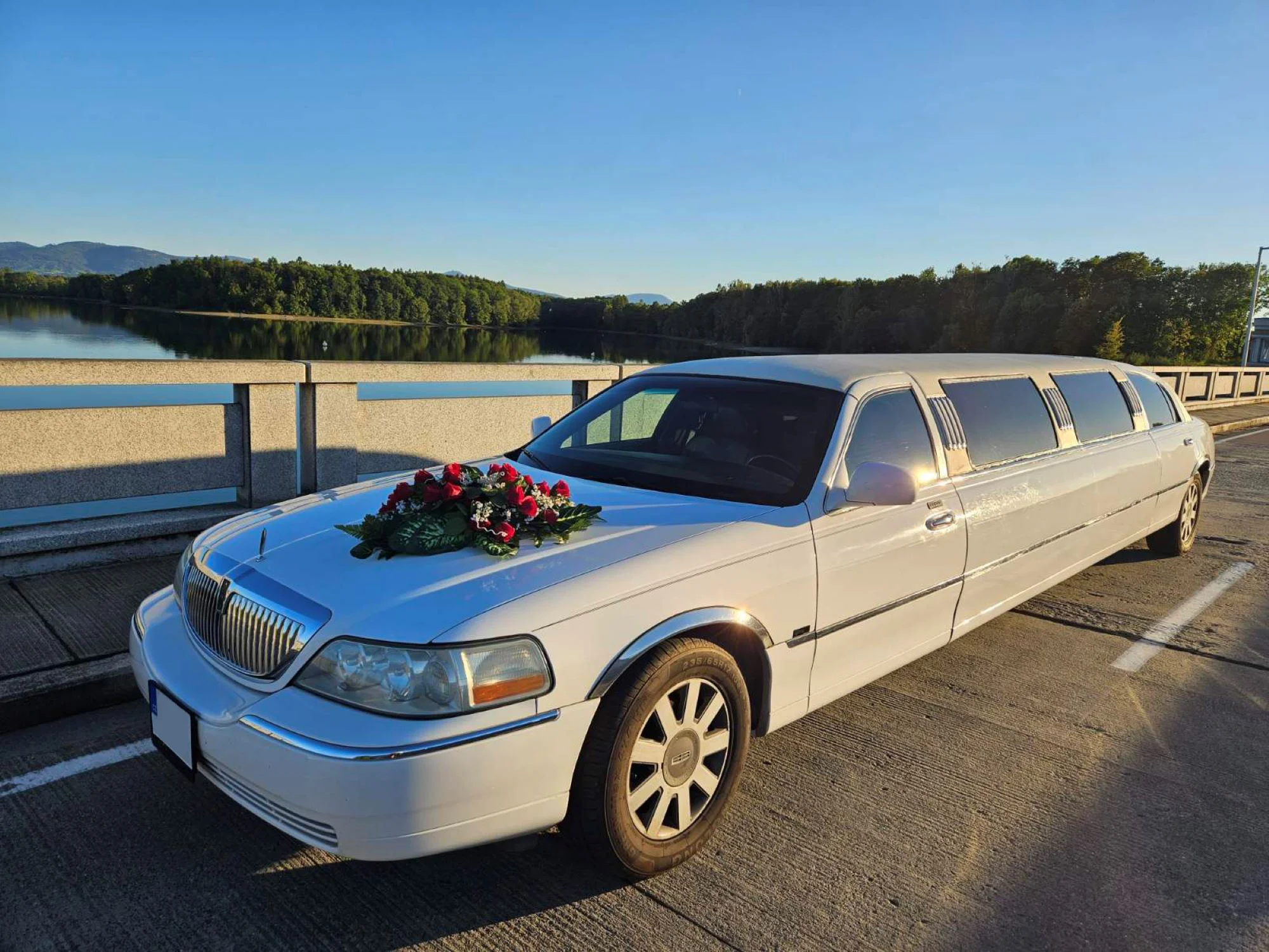 Pořádná jízda v dlouhé limuzíně Lincoln Town Car: perfektní rande i rozlučka se svobodou