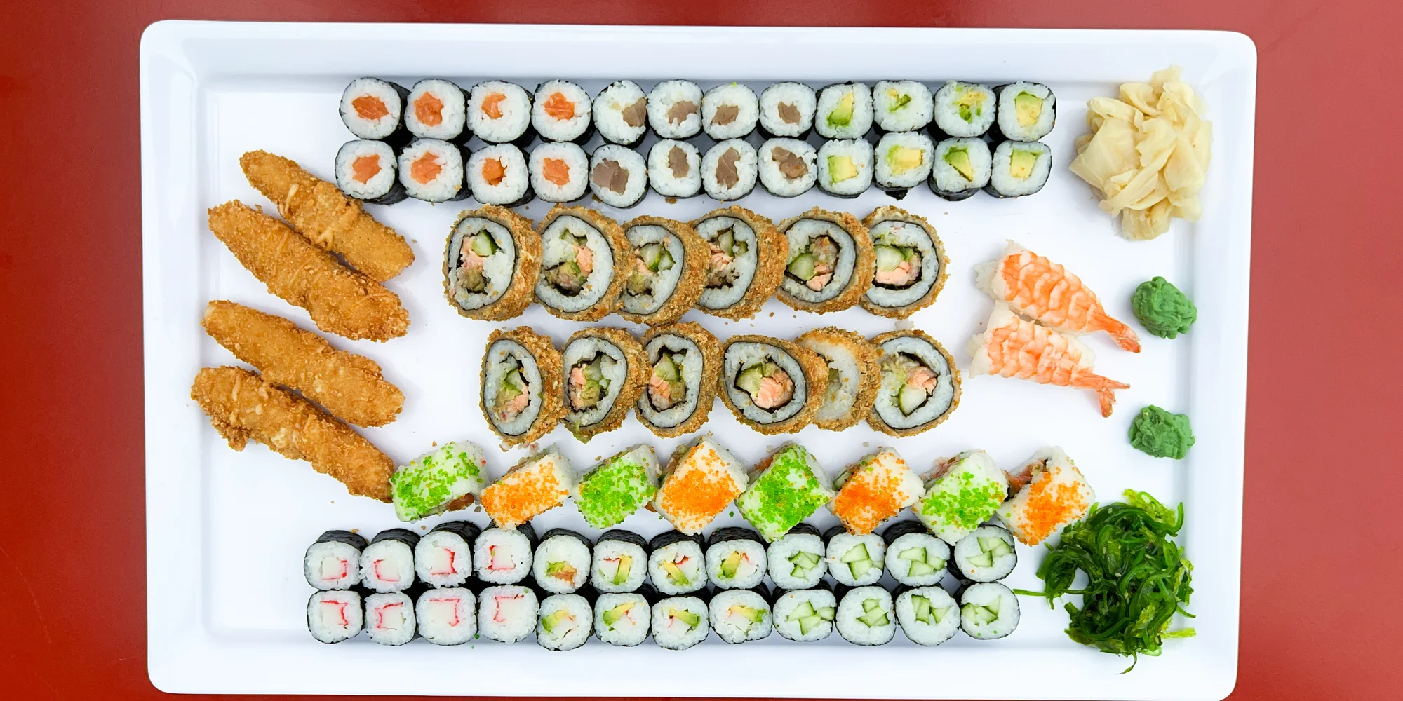 Set 59, 74 nebo 85 kousků sushi s lososem, tuňákem, avokádem i krabem