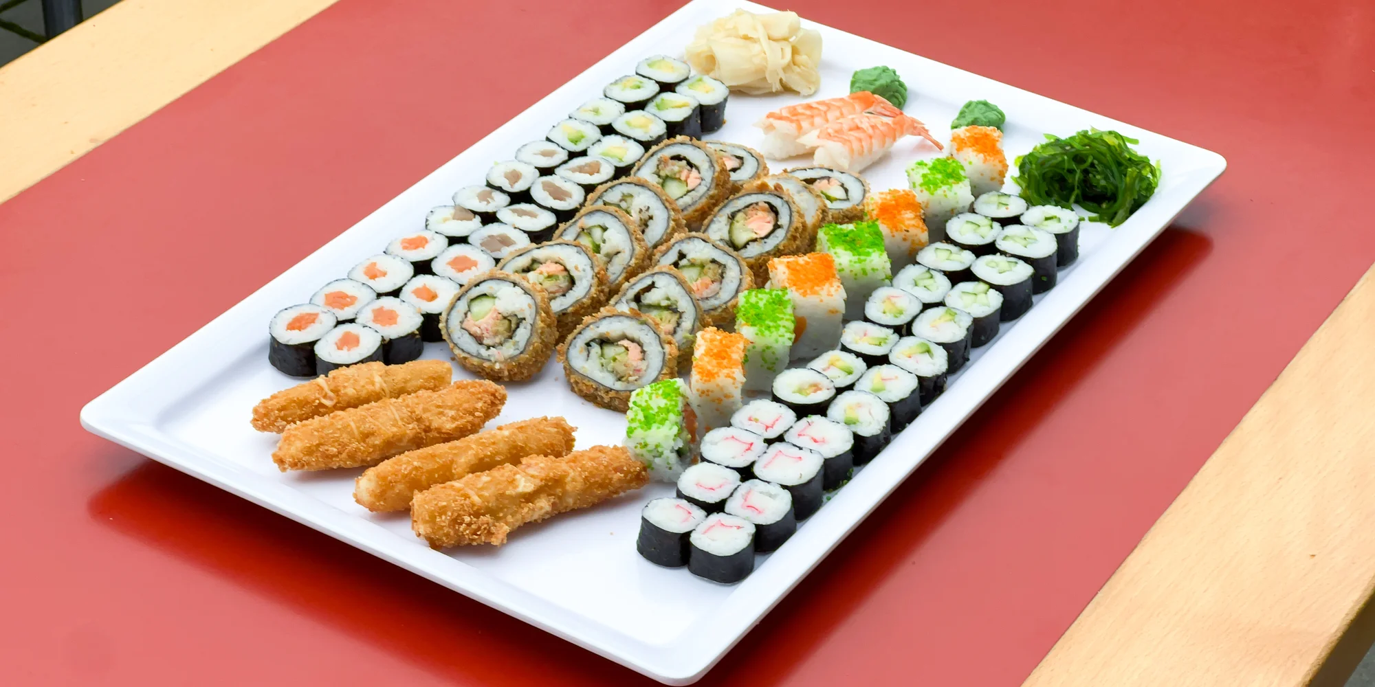 Set 59, 74 nebo 85 kousků sushi s lososem, tuňákem, avokádem i krabem