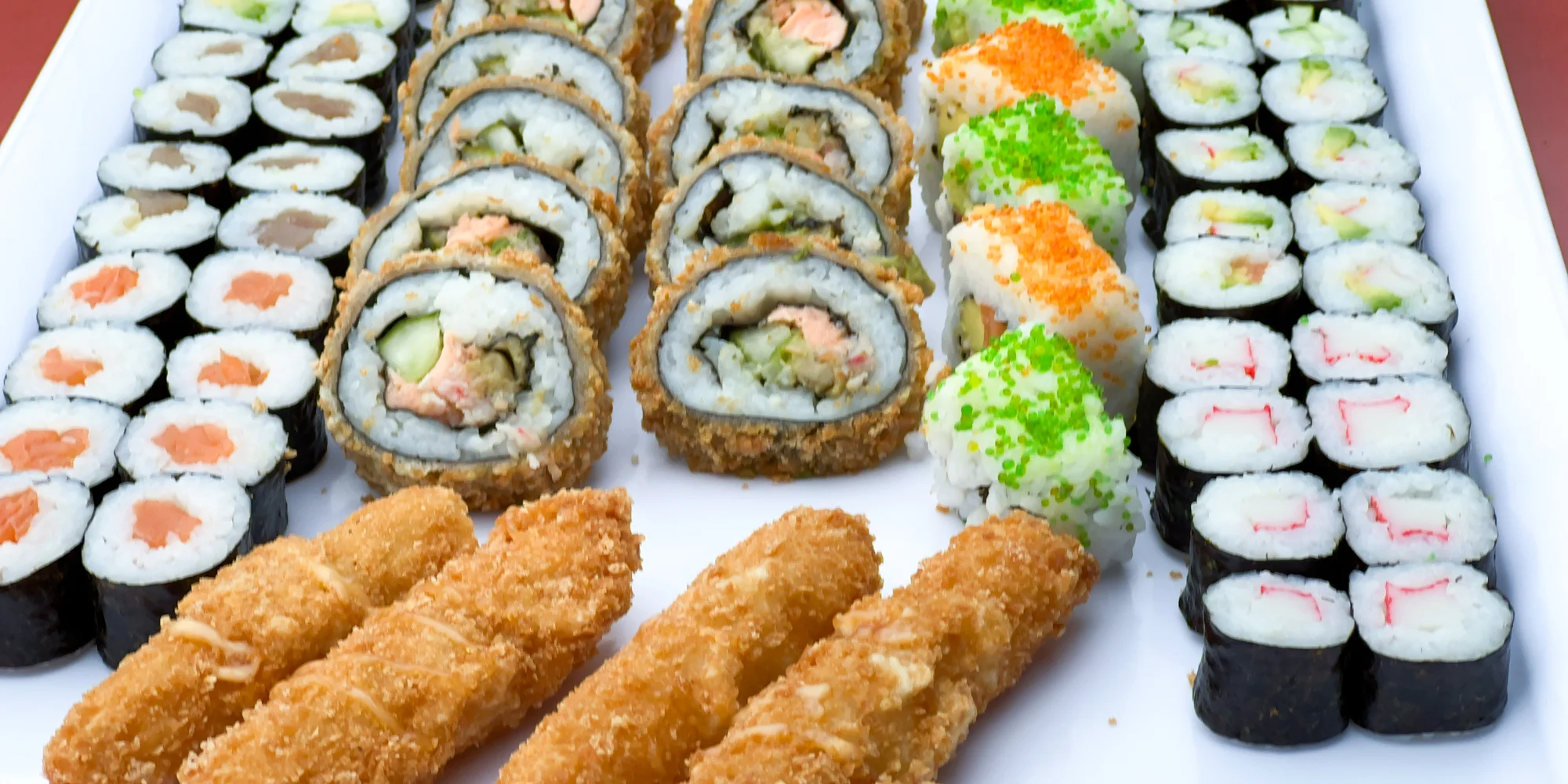 Set 59, 74 nebo 85 kousků sushi s lososem, tuňákem, avokádem i krabem