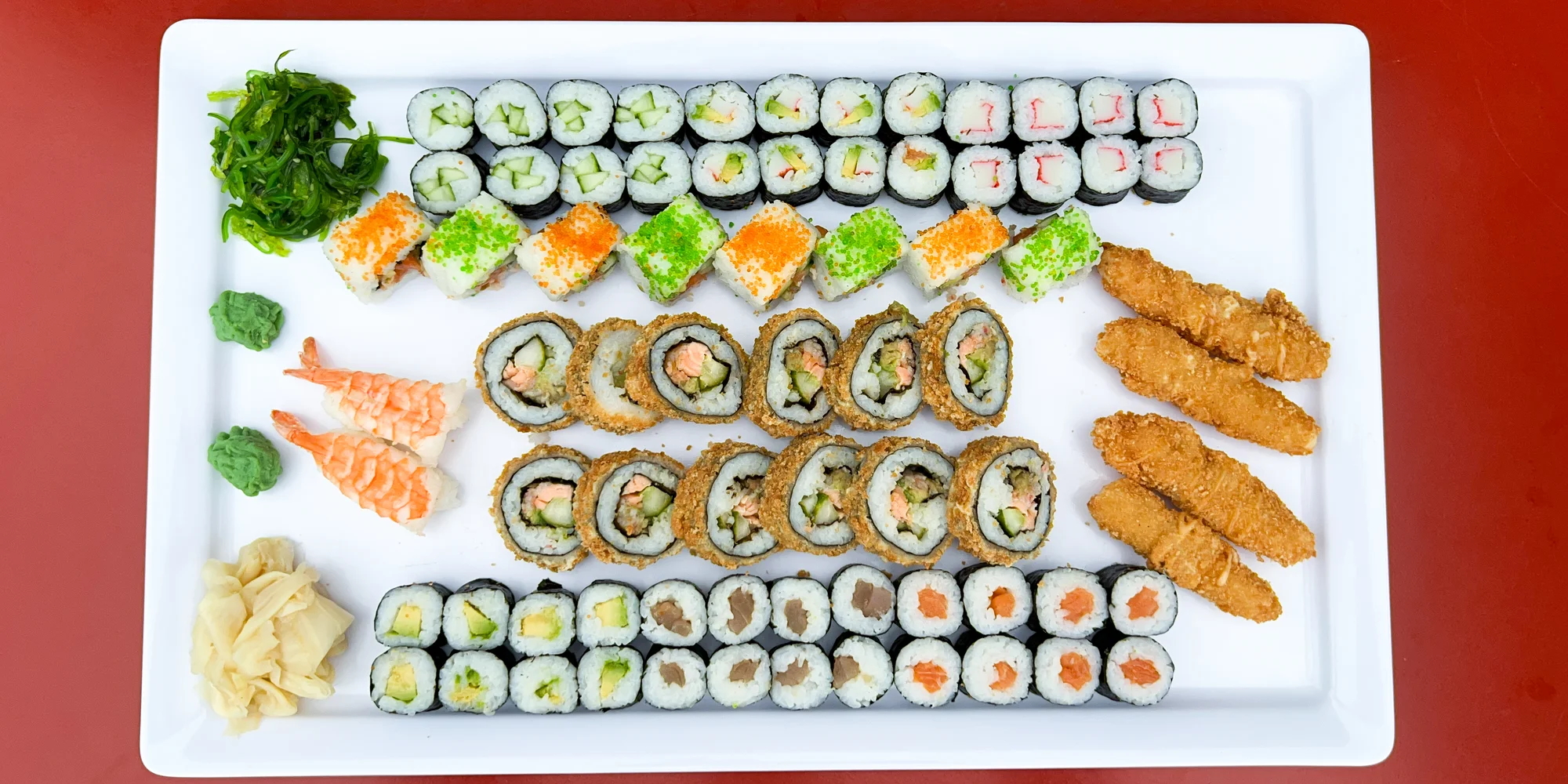 Set 59, 74 nebo 85 kousků sushi s lososem, tuňákem, avokádem i krabem